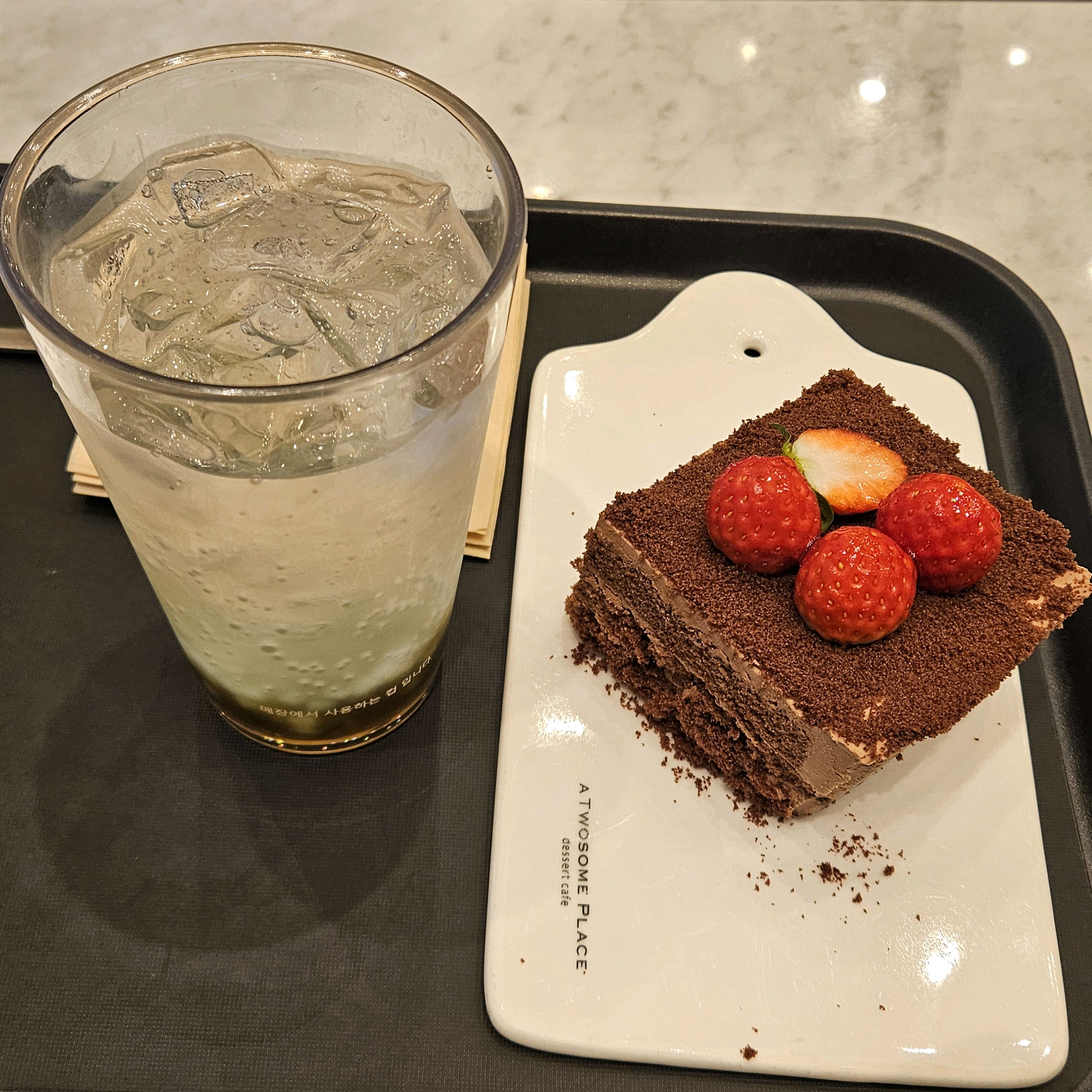드디어 나온 스초생을 먹어서 좋았고 매장이 넓어서 좋았어요ㅎㅎ - 불당동 맛집 투썸플레이스 천안불당점