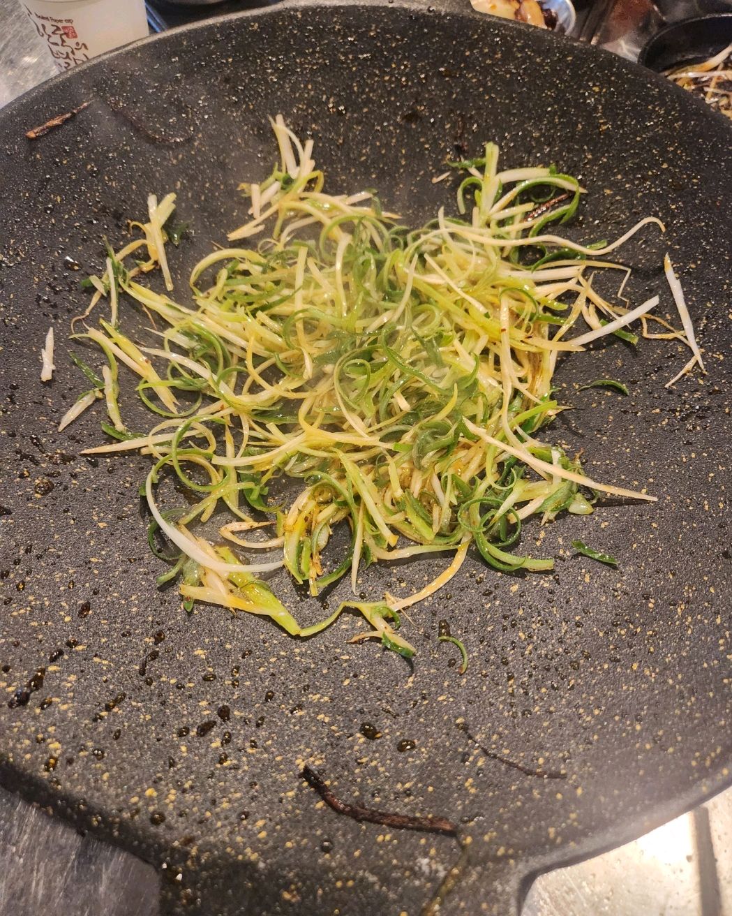 냉삼도 다른곳과는 다르게 잡내하나 없고 고소하고 맛있어요. 후추가 뿌려져 있어서 느끼함도