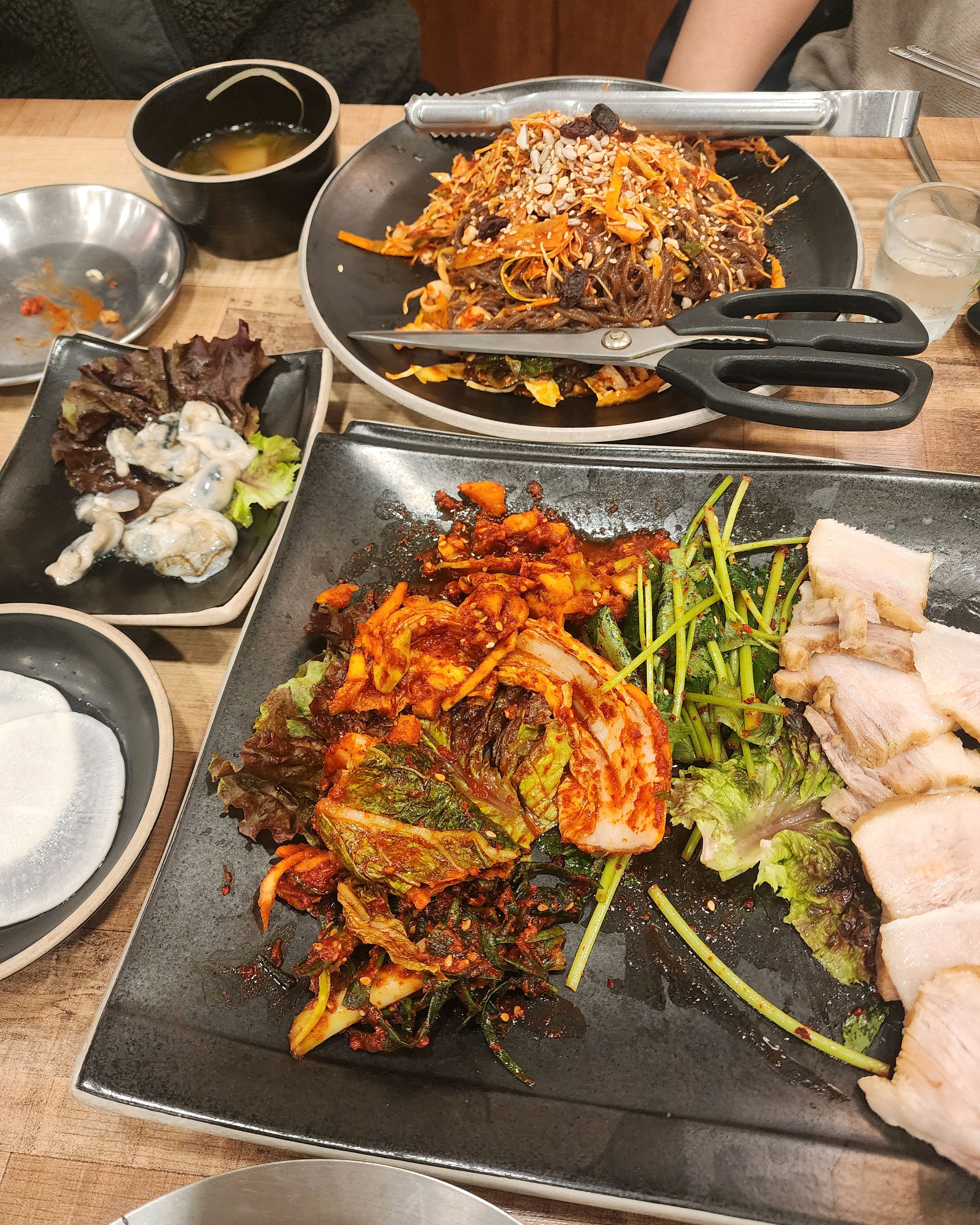 이번에 처음 방문했는데 회식자리로 제격입니다! 보쌈도 맛있고, 굴도 맛있고 다음에도 방문의