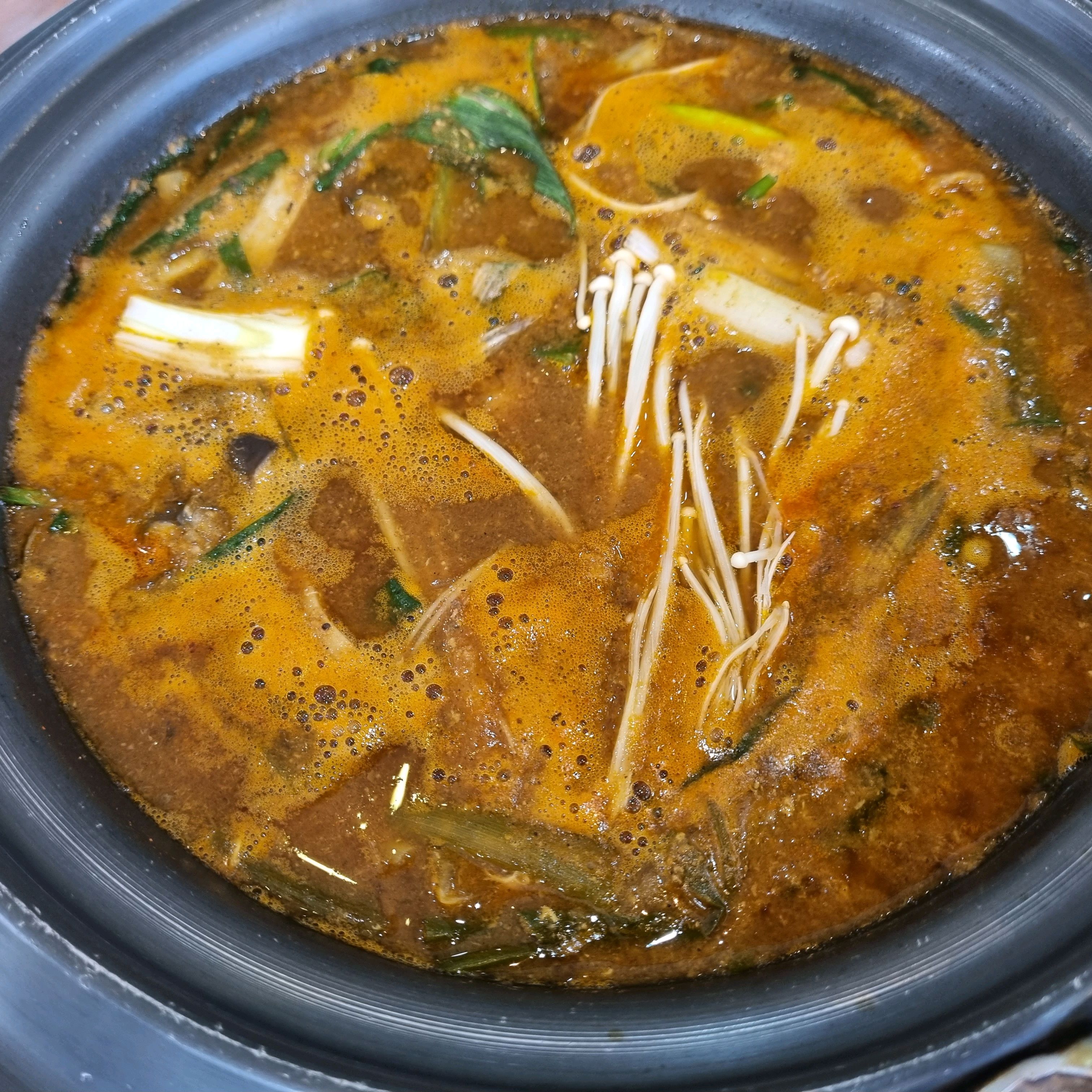 날씨가 갑자기 추워져서 뜨끈한 추전골 먹었는데 반찬도 다 맛있고 추전골도 짜지않고 걸쭉하니