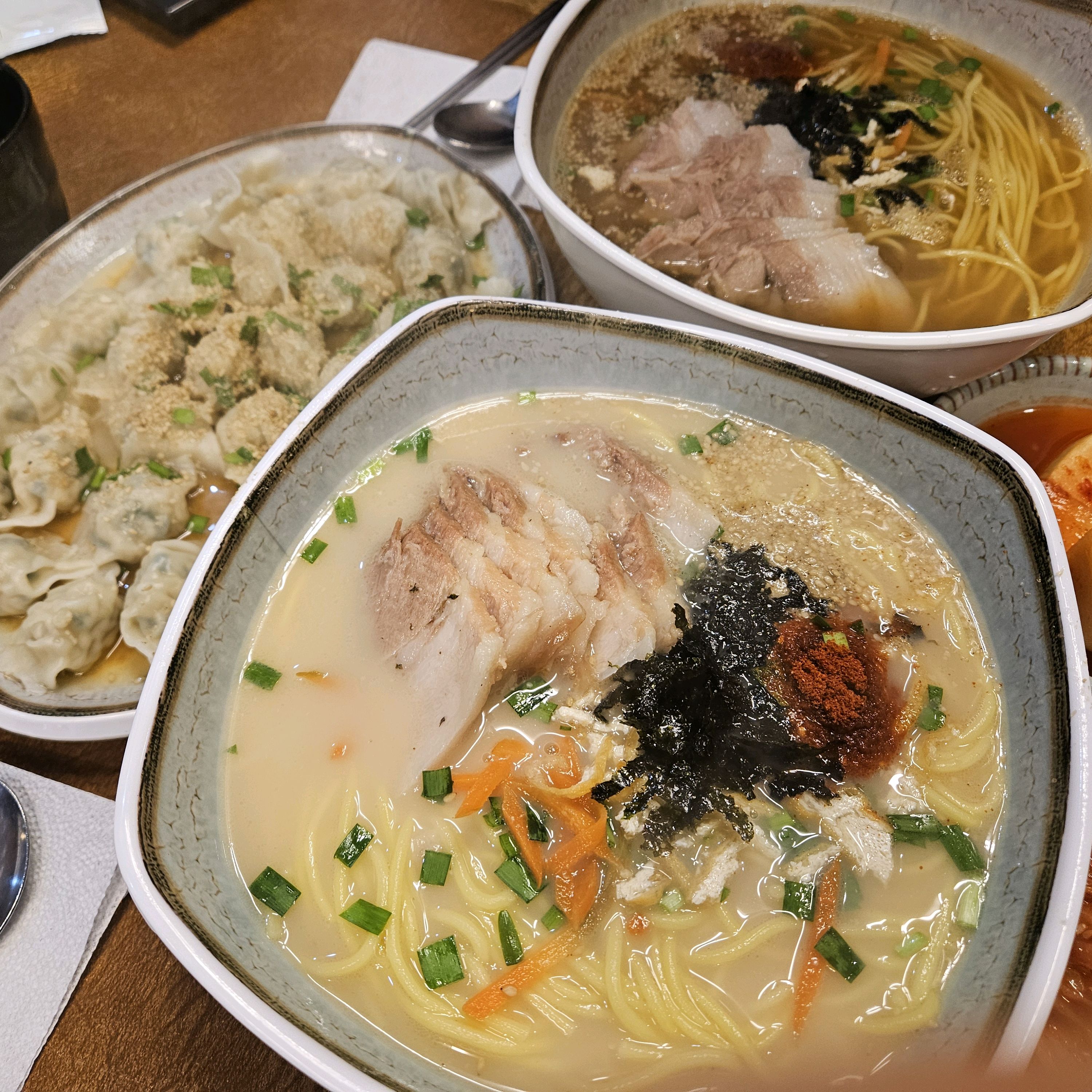 오.. 여기 아주 맛납니다. 고기국수 찐하고 담백하고 멸고국수 오래간만에 찐한 멸치국수인데