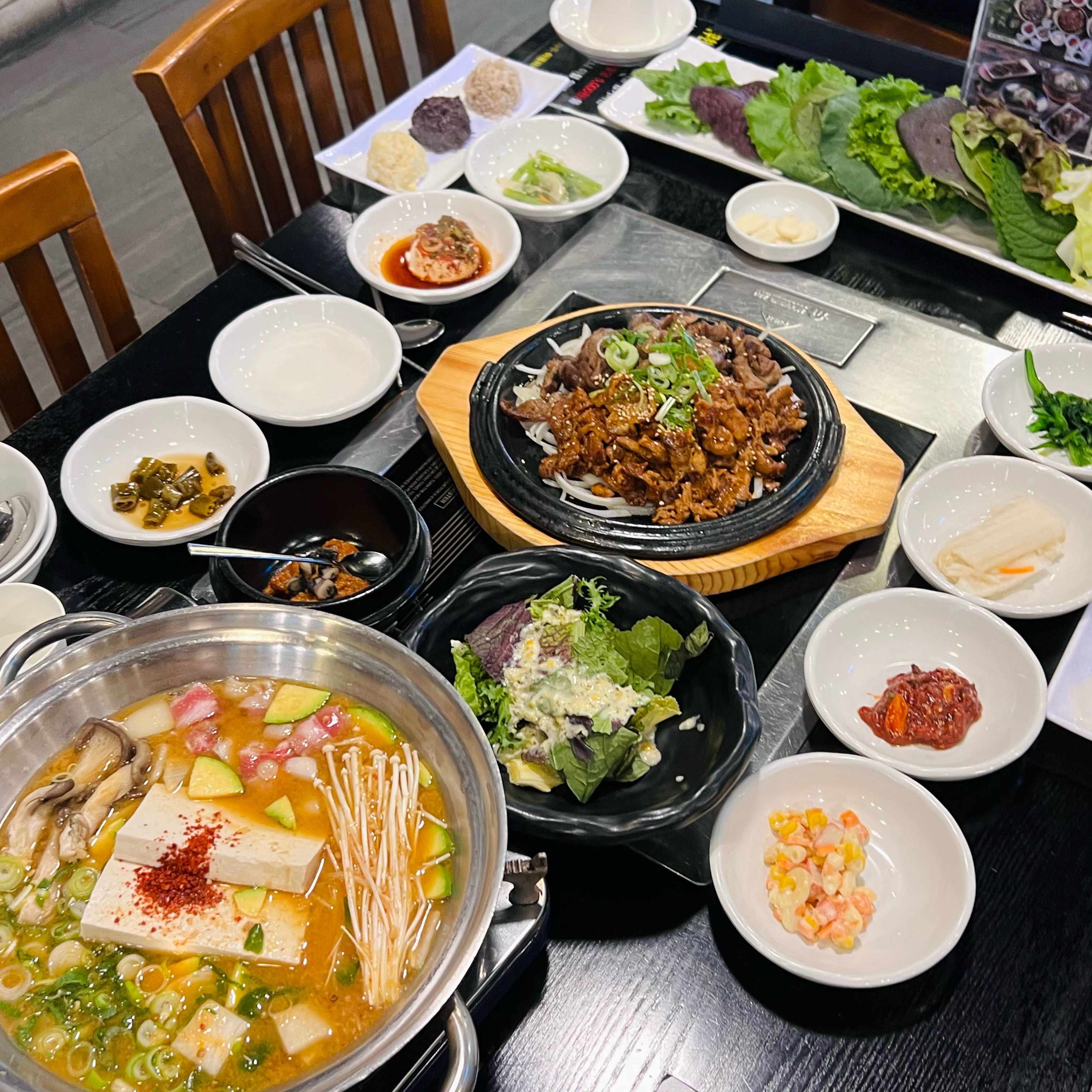 예전에 가족들과 함께 무한리필 고기 뷔페를 이용한 적이 있어 이번에는 동생과 점심에 와서