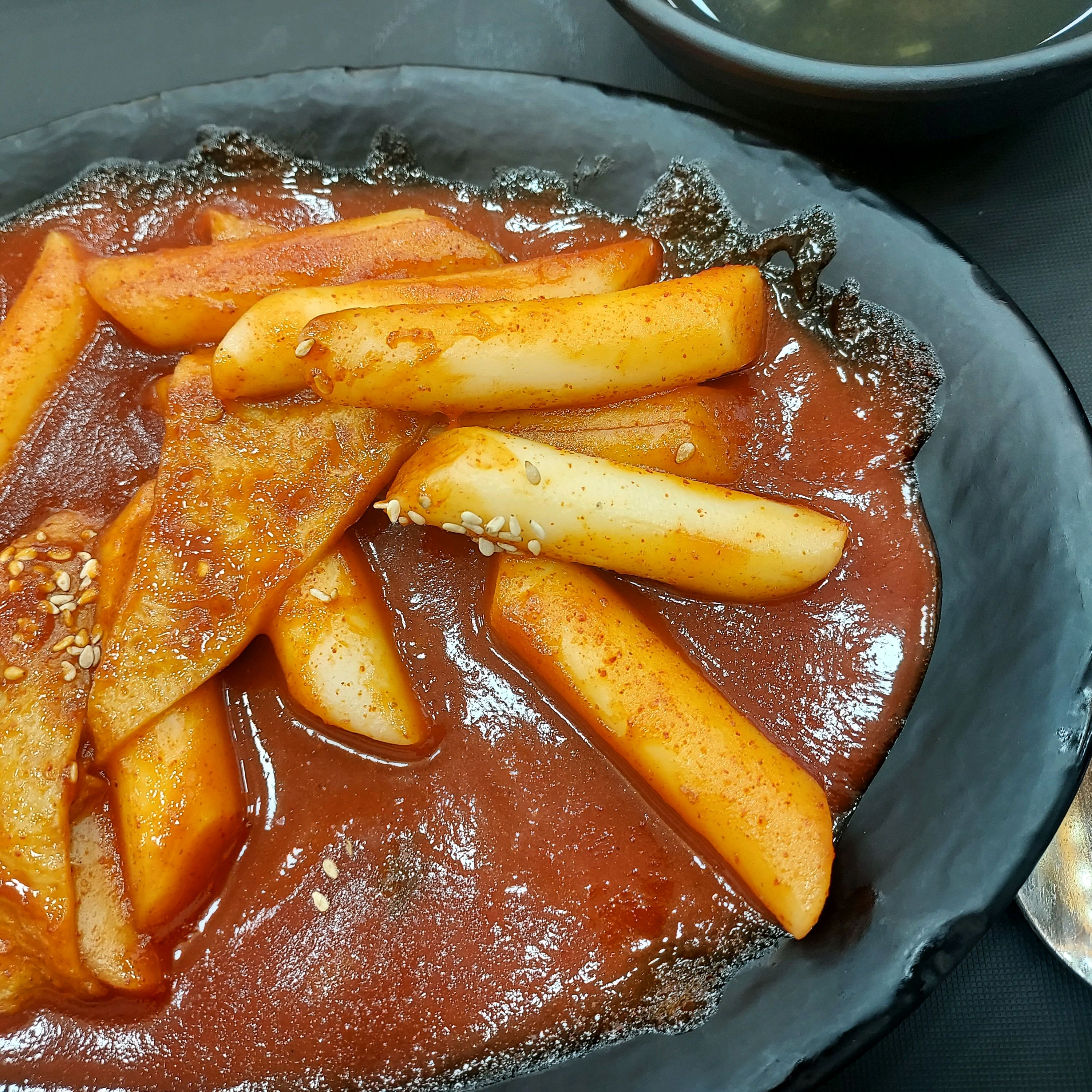 떡볶이! 바짝마른 비주얼로등장 - 천호동 맛집 153구포국수 천호점