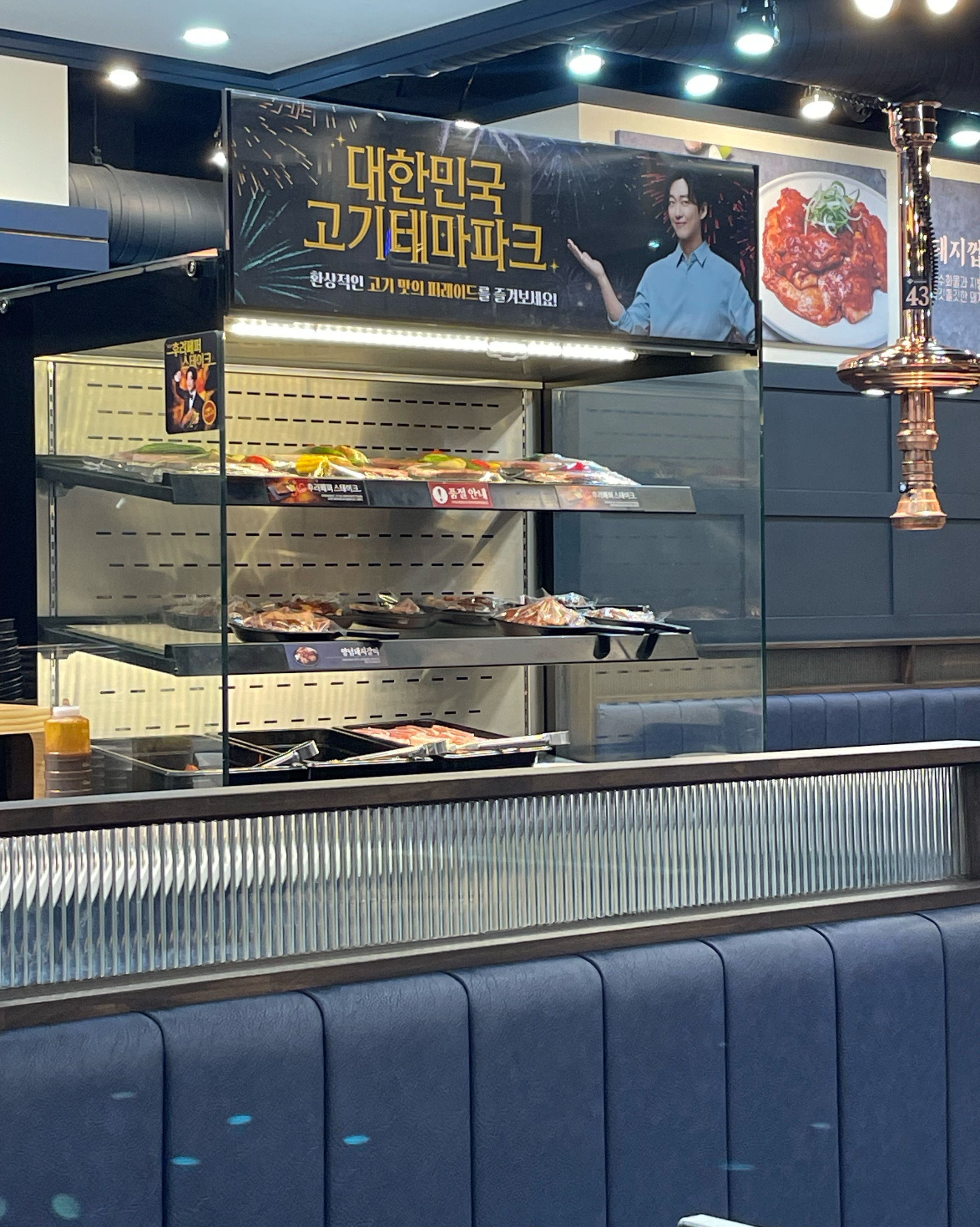 고기가 맛있어요! 후려페퍼 스테이크 새로 나온거 먹어봤는데 맛있었어요~ 밑반찬들이 다른 지
