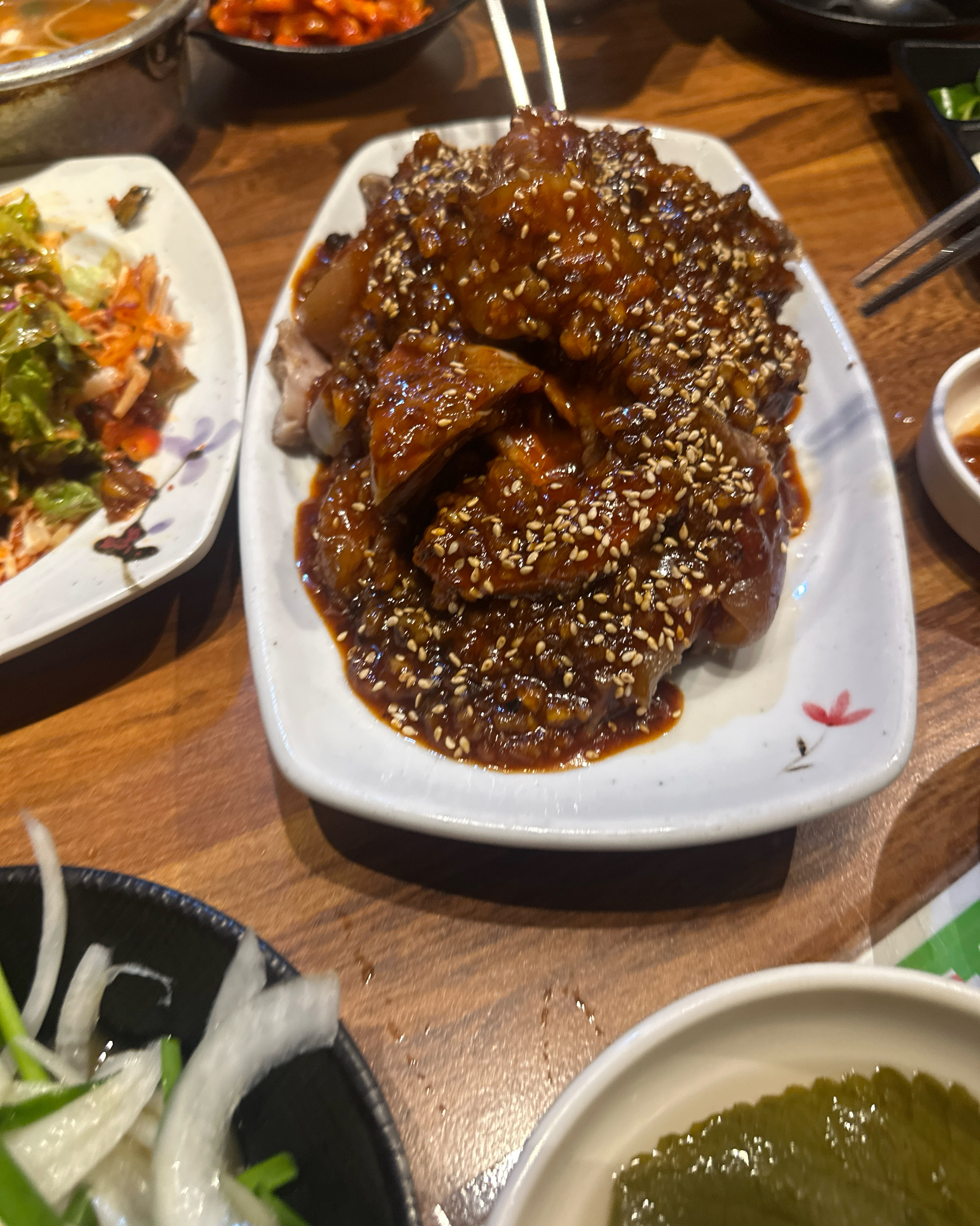 처음 와봤는데 정말 맛있고, 홀도 넓어서 모임하기 좋은 것 같습니다! - 불당동 맛집 족산 천안본점