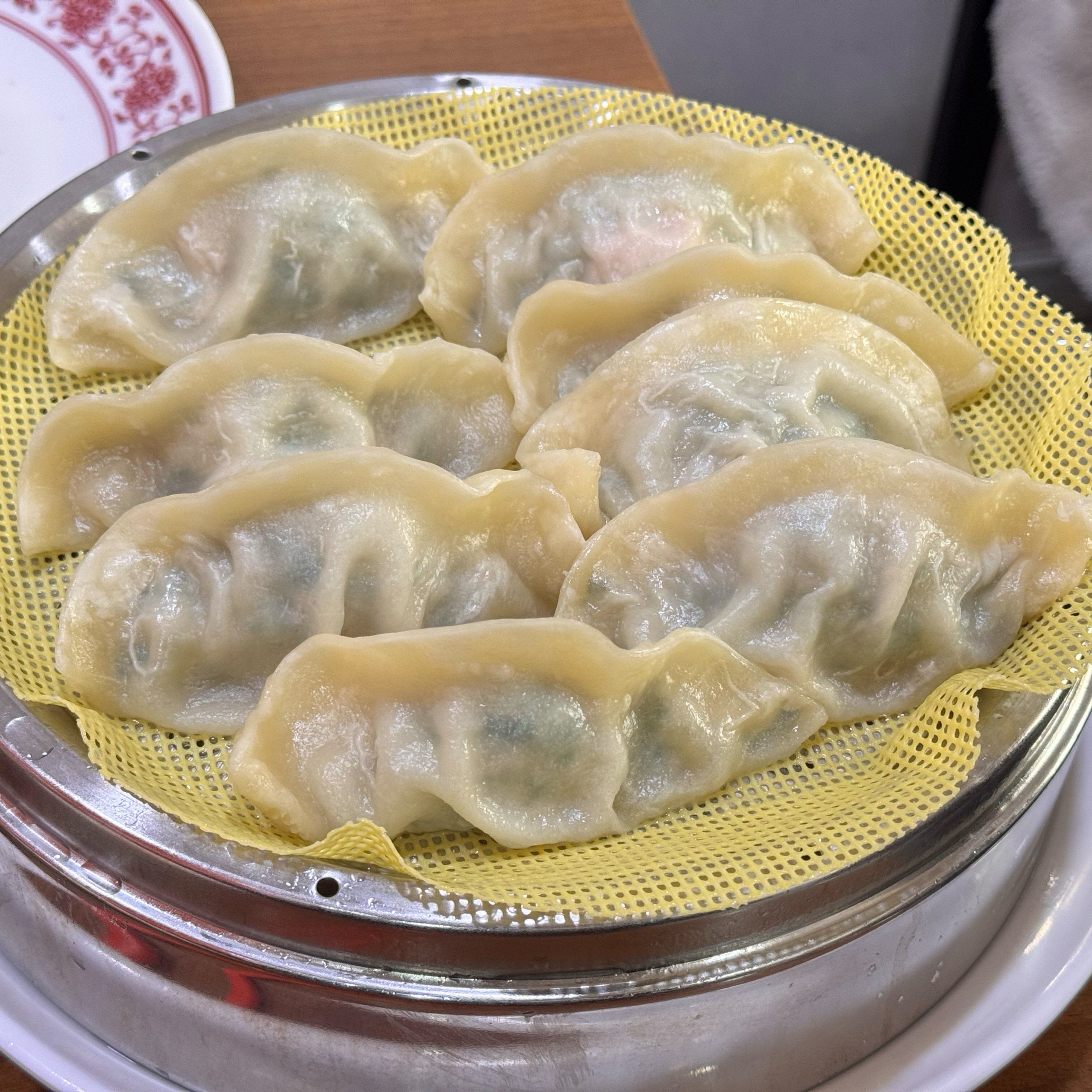 만두피는 도톰한 편이고 만두소가 느끼하지 않고 적절하게 육즙이 있어 맛있음. 멀시켜도 괜찮