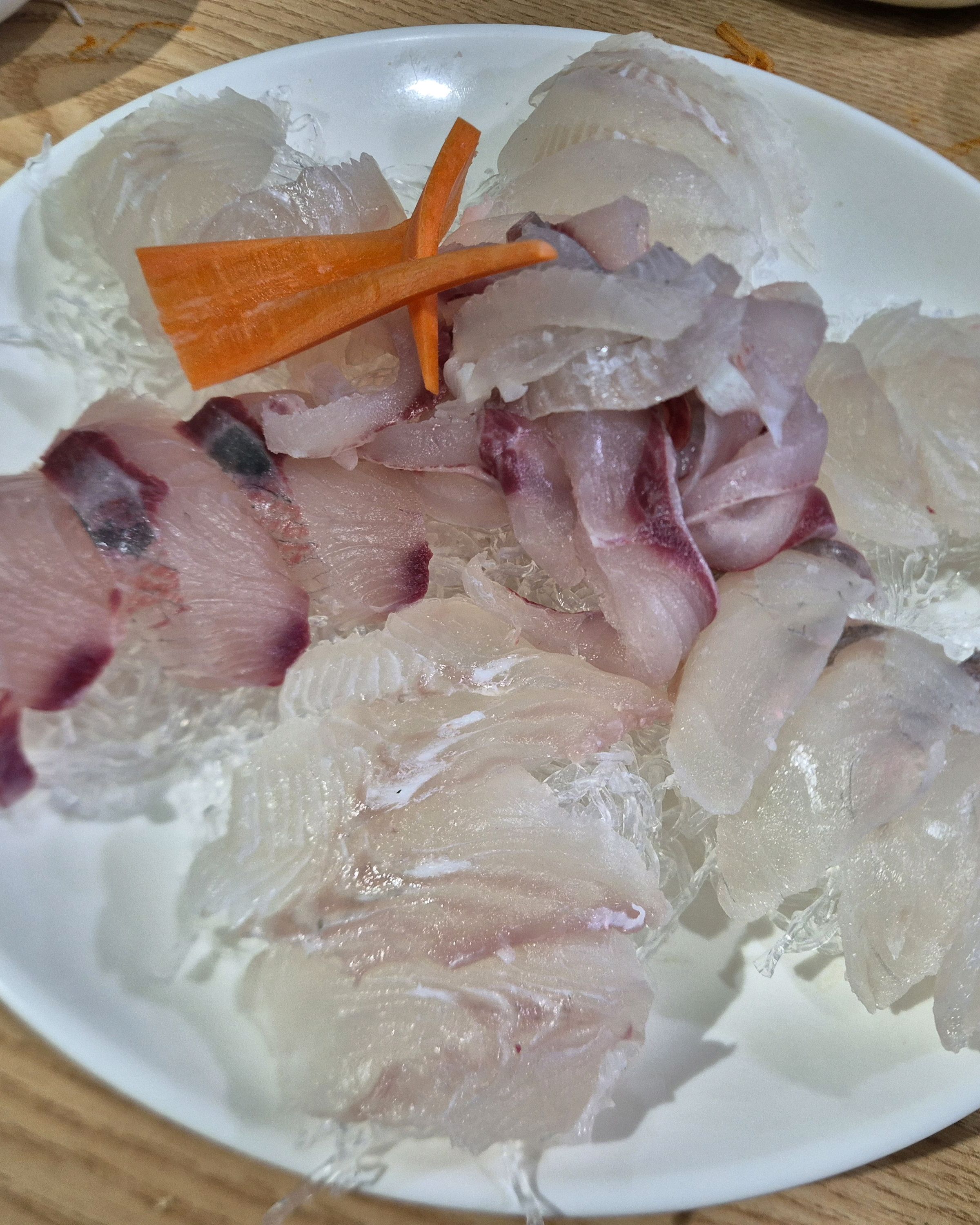 주문 즉시 잡아주시는데, 정말 신선하고 맛있습니다! 모듬회(소)자 시켰는데, 회 나오기 전