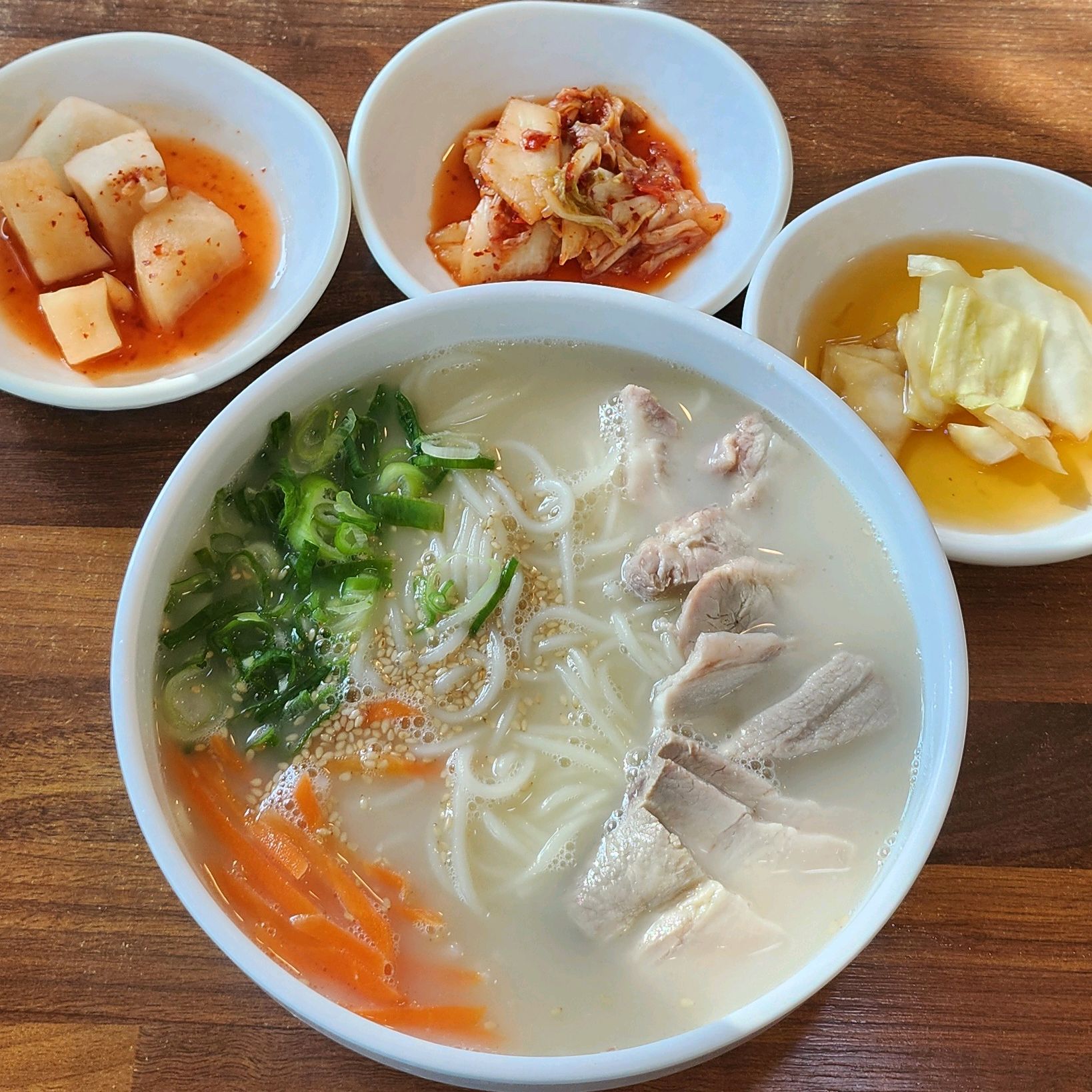 도민입니다. 고기국수는 여기서만 먹습니다. 비빔이랑 늘 고민하는데 오늘은 기본으로. 역시 