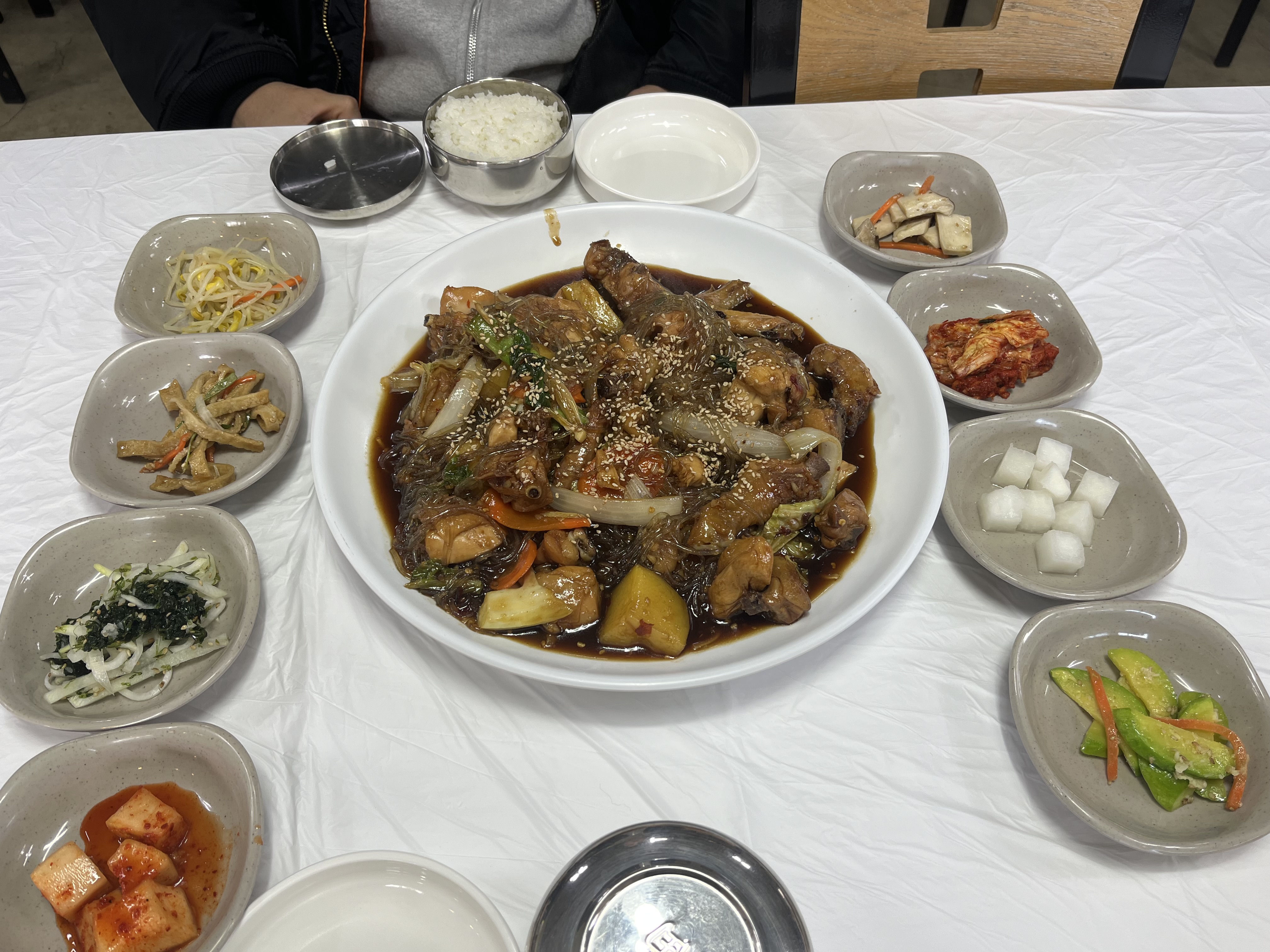사람이 많은 이유가 있었네요!! 찜닭 국물이 진하고 넘 맛있게 잘 먹었어요:) 사장님 너