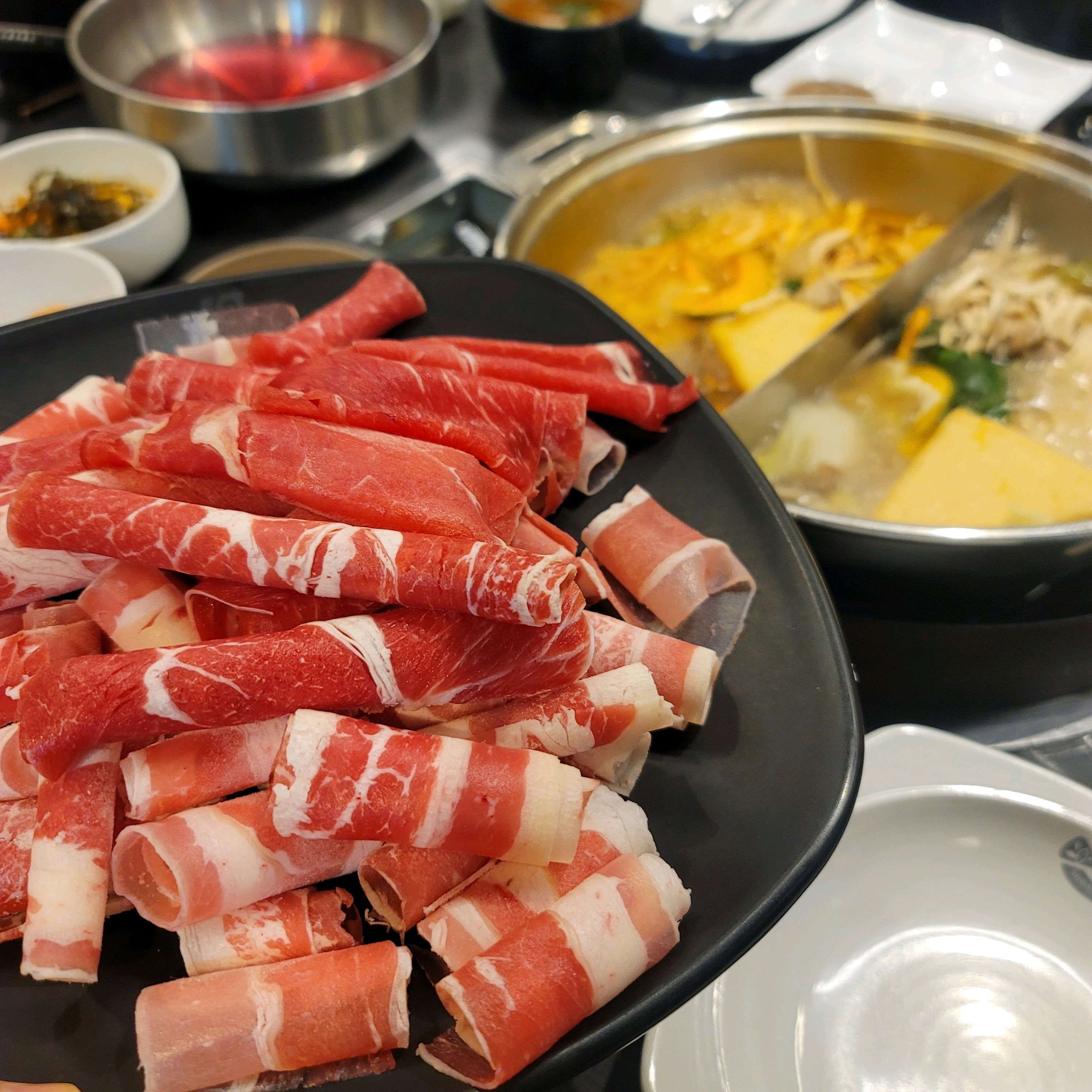 반반샤브샤브 진짜 최고에여.... 마지막에 죽 먹으면서 동시에 샤브샤브도 끝까지 즐길 수