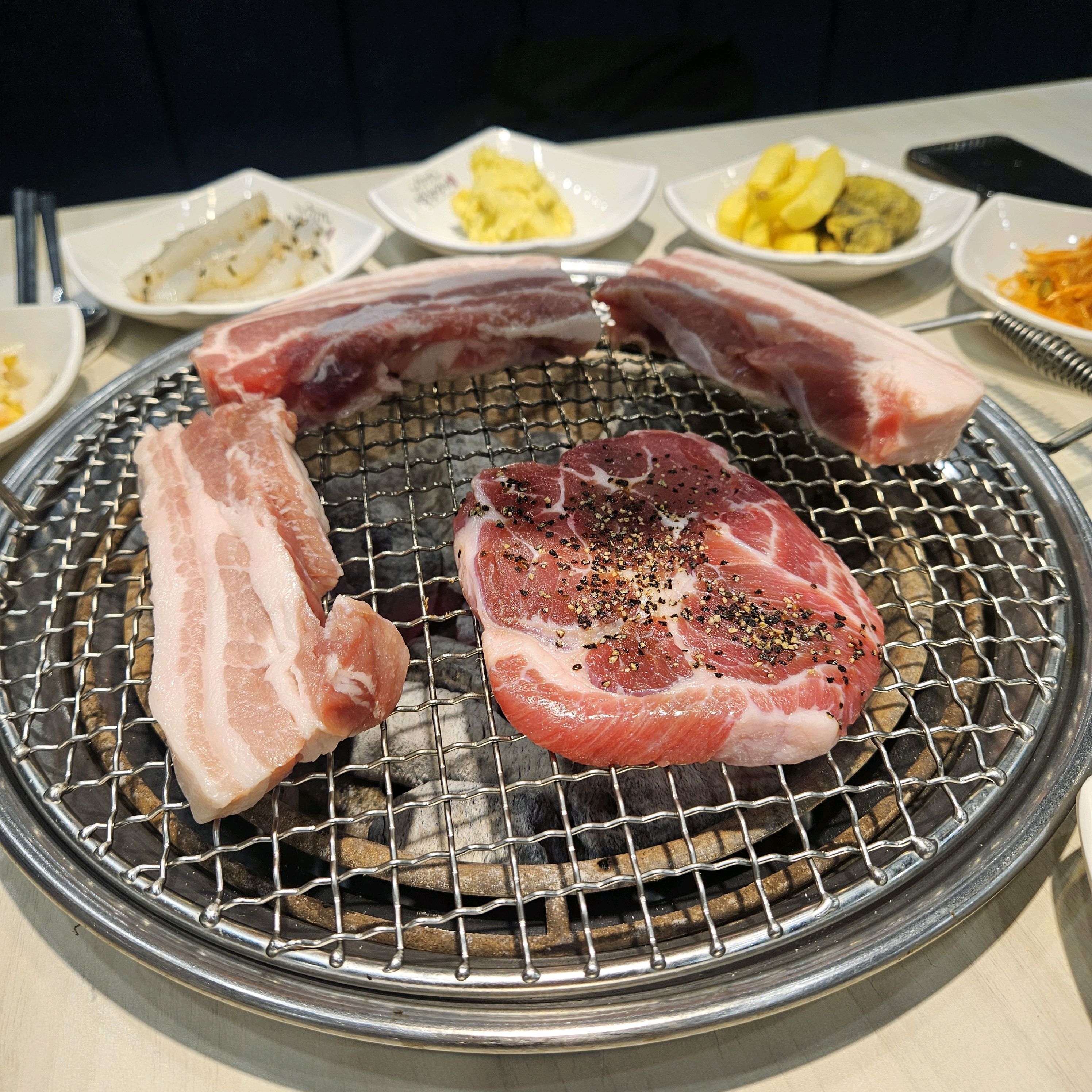 갈비가 젤 별로인 명륜진사갈비 근데 삼겹살 리얼 맛도리 솔직히 이런 고기 무한리필 집 사이