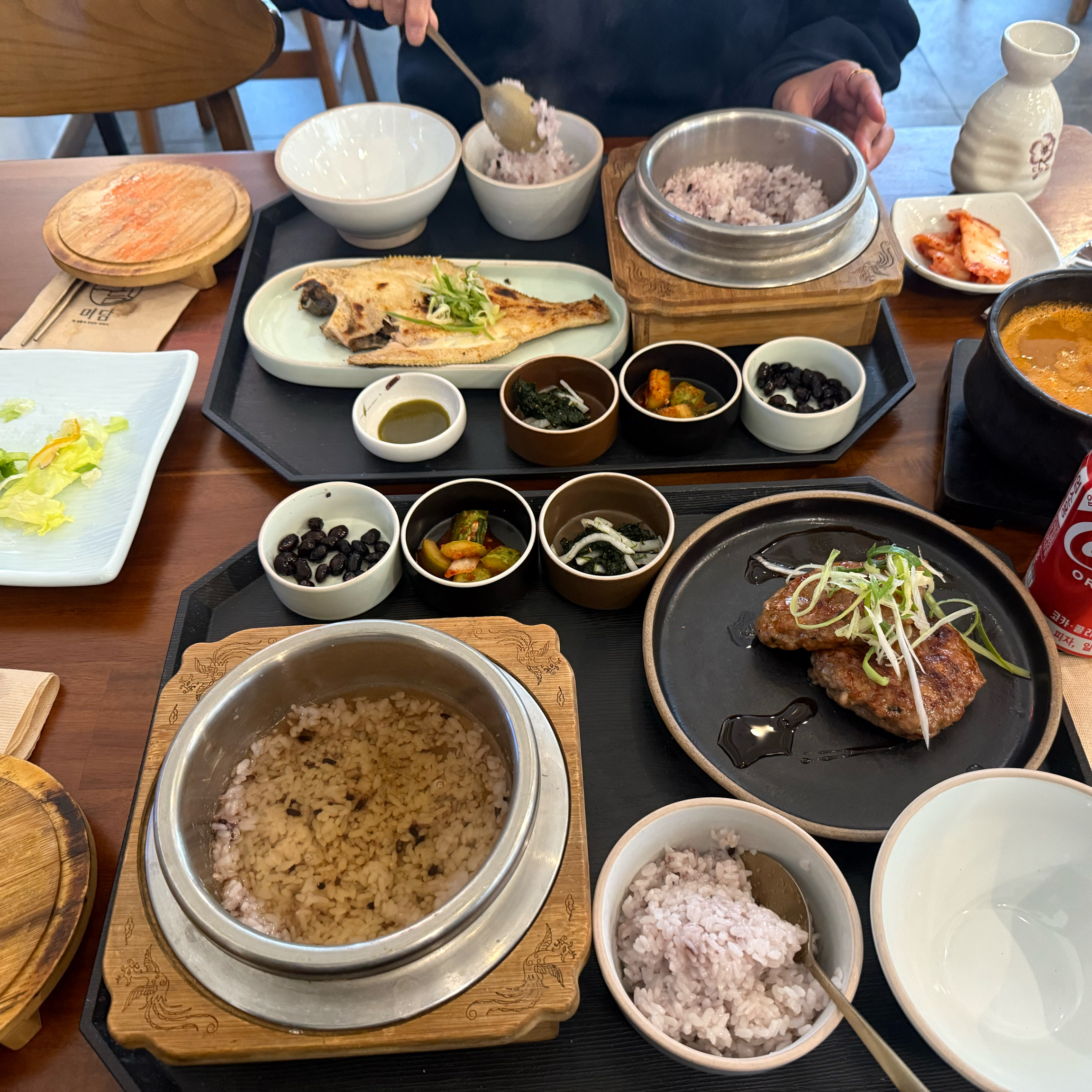 식사전 유자샐러드부터 상큼하니 맛있었어요 저는 어머니랑 가지미구이정식, 떡갈비장식 먹었는데