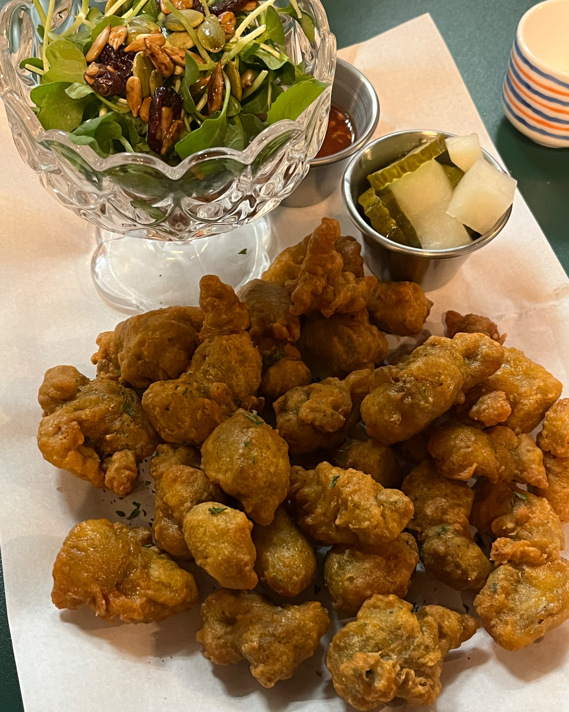 멀리서 부산여행왔는데 마지막 밤 마무리 저녁을 해결했는데 너무 좋았어요!! 치킨이 매콤하면