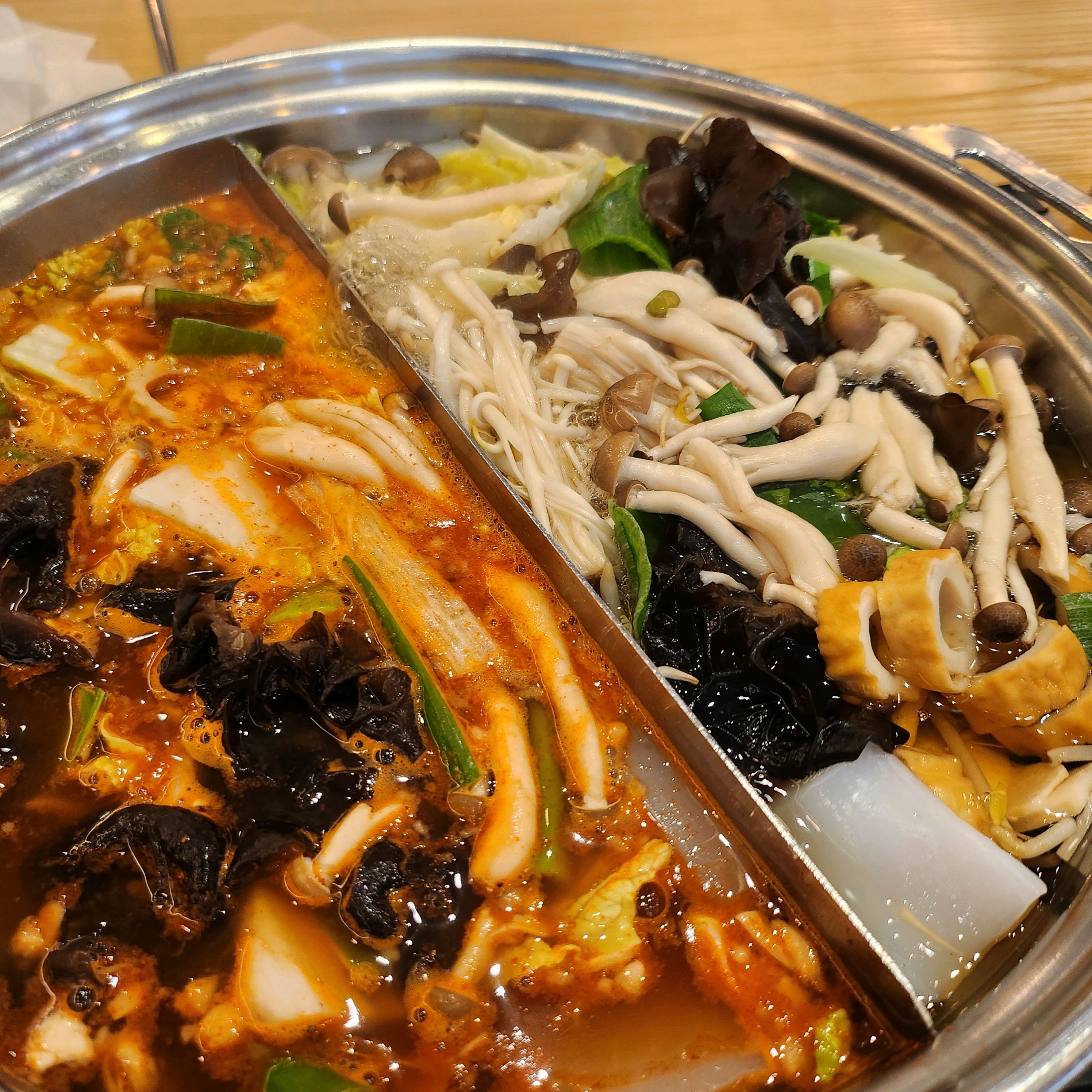 야채. 고기 부드럽고 맛있어요. 대체적으로 깔끔하고 샐러드바나 리필고기가 관리 잘되구요.