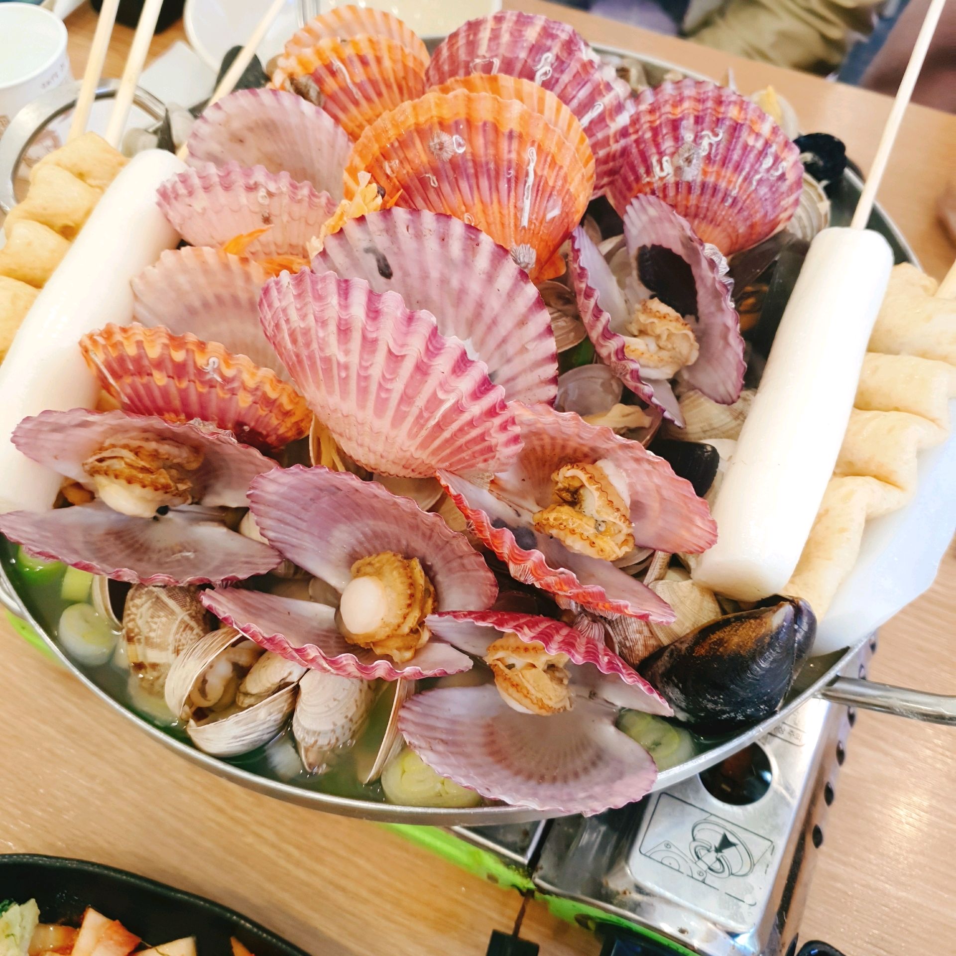 푸짐하게 잘 먹었어요. 국물 시원하고 김치는 많이 맵다고도 적혀있으니 주의하세요. 조개 많