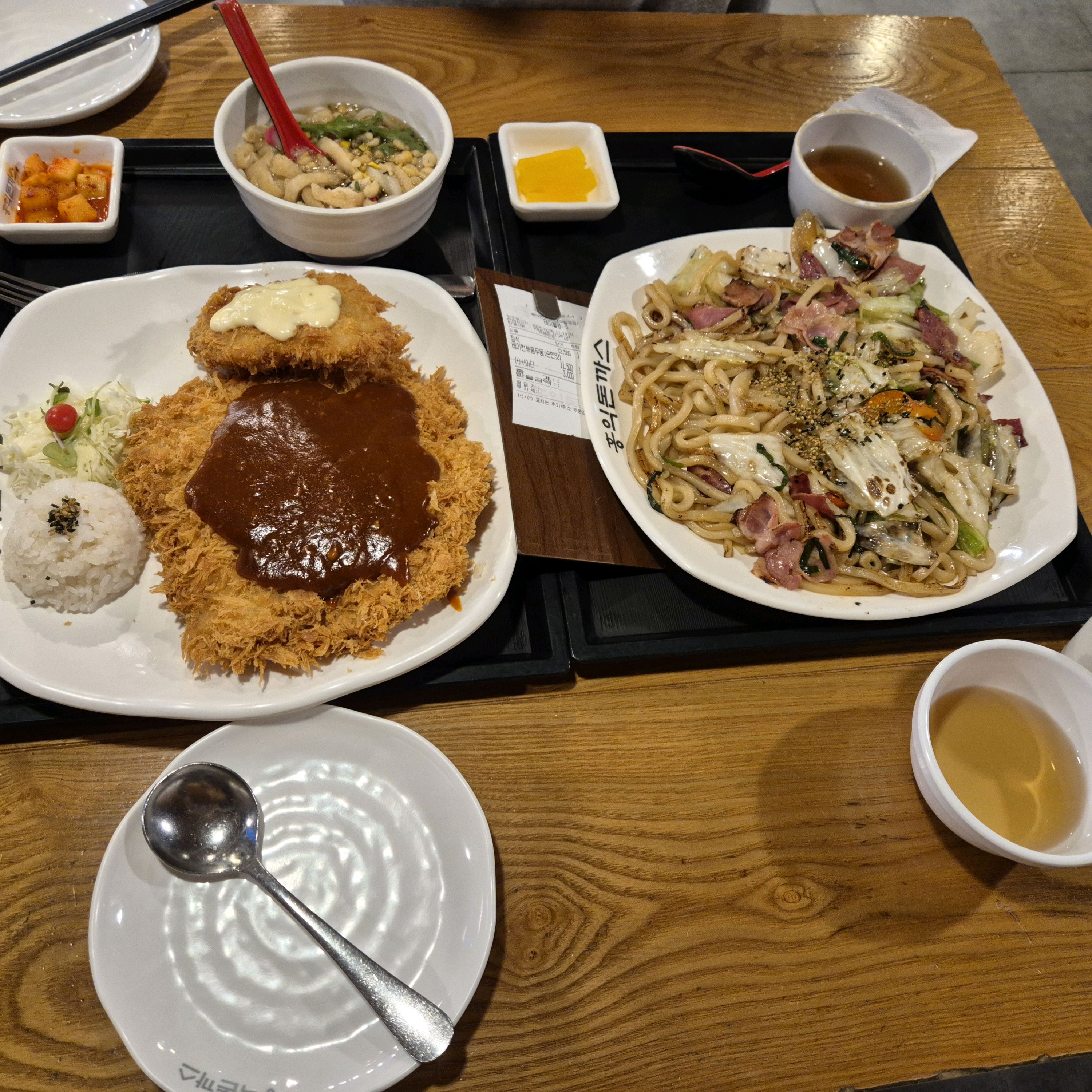아이랑 둘이서 먹으러 왔어요. - 대구 칠곡 맛집 홍익돈까스 대구칠곡점