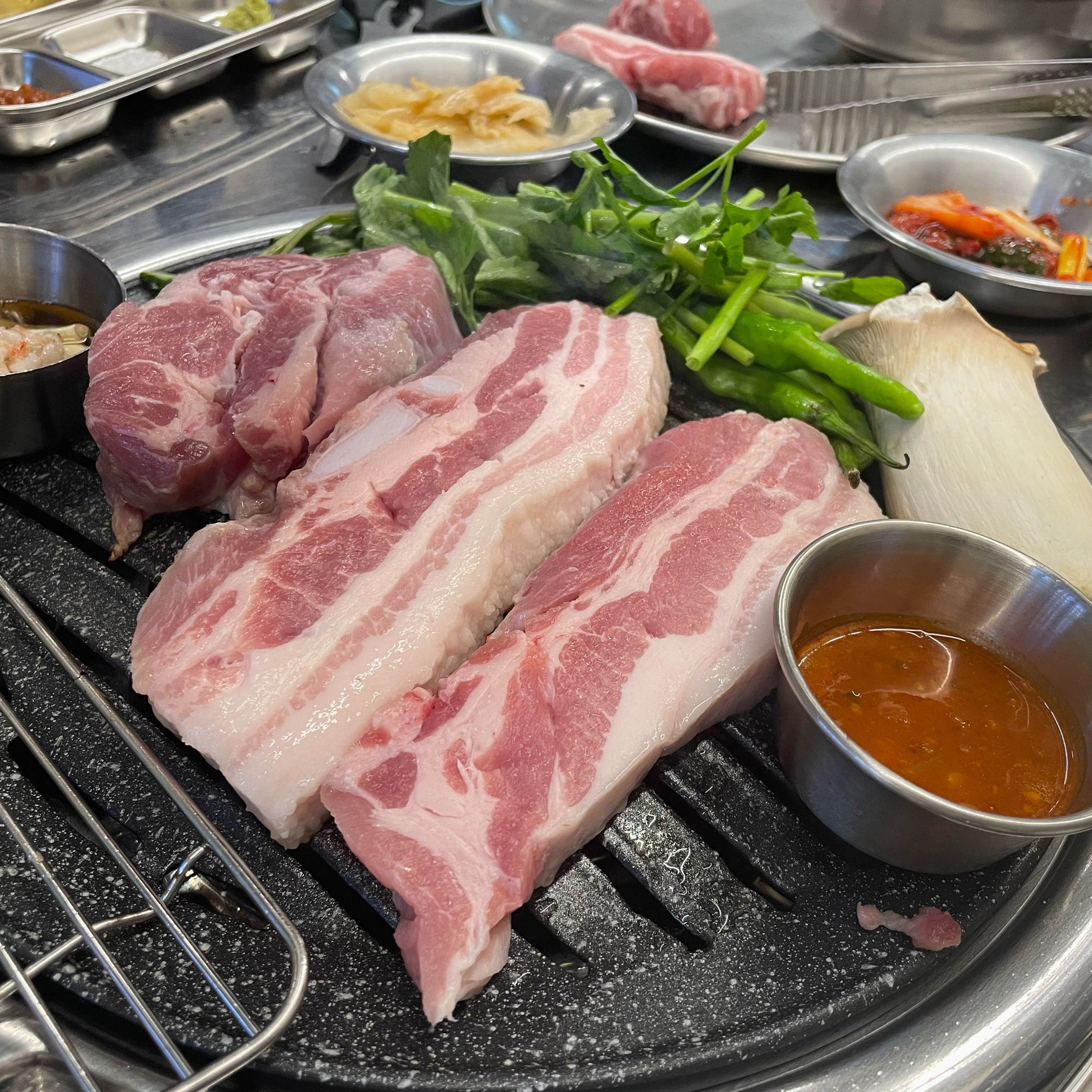 고기가 두꺼운데 넘 부드러워요😆 미나리 추가해서 먹으니까 향이 너무 좋아요~~ 찌개도 꼭