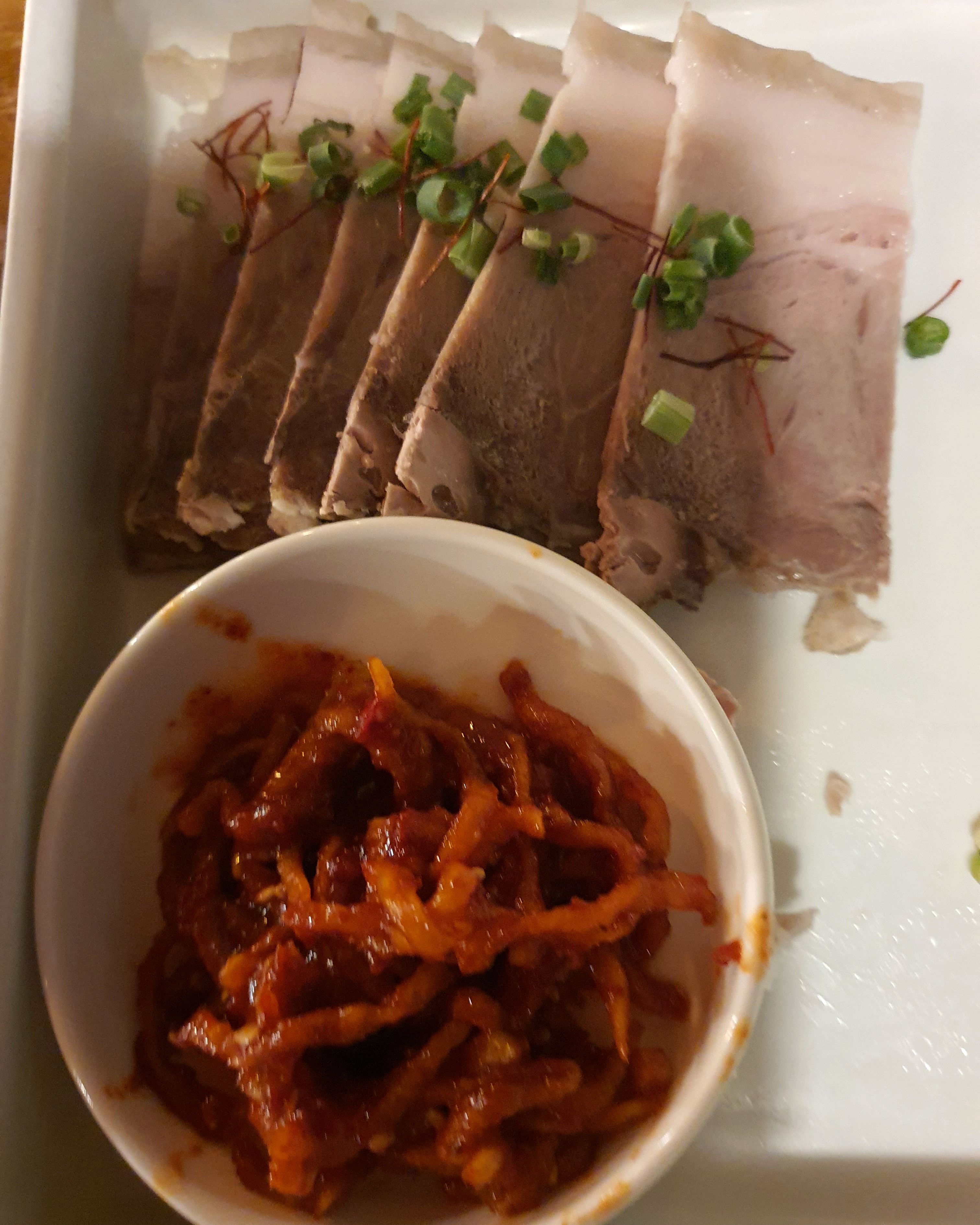 제육 음식디자인 깔끔하고 예뻐요. 맛도 깔끔. - 교대역 맛집 서관면옥 교대본점