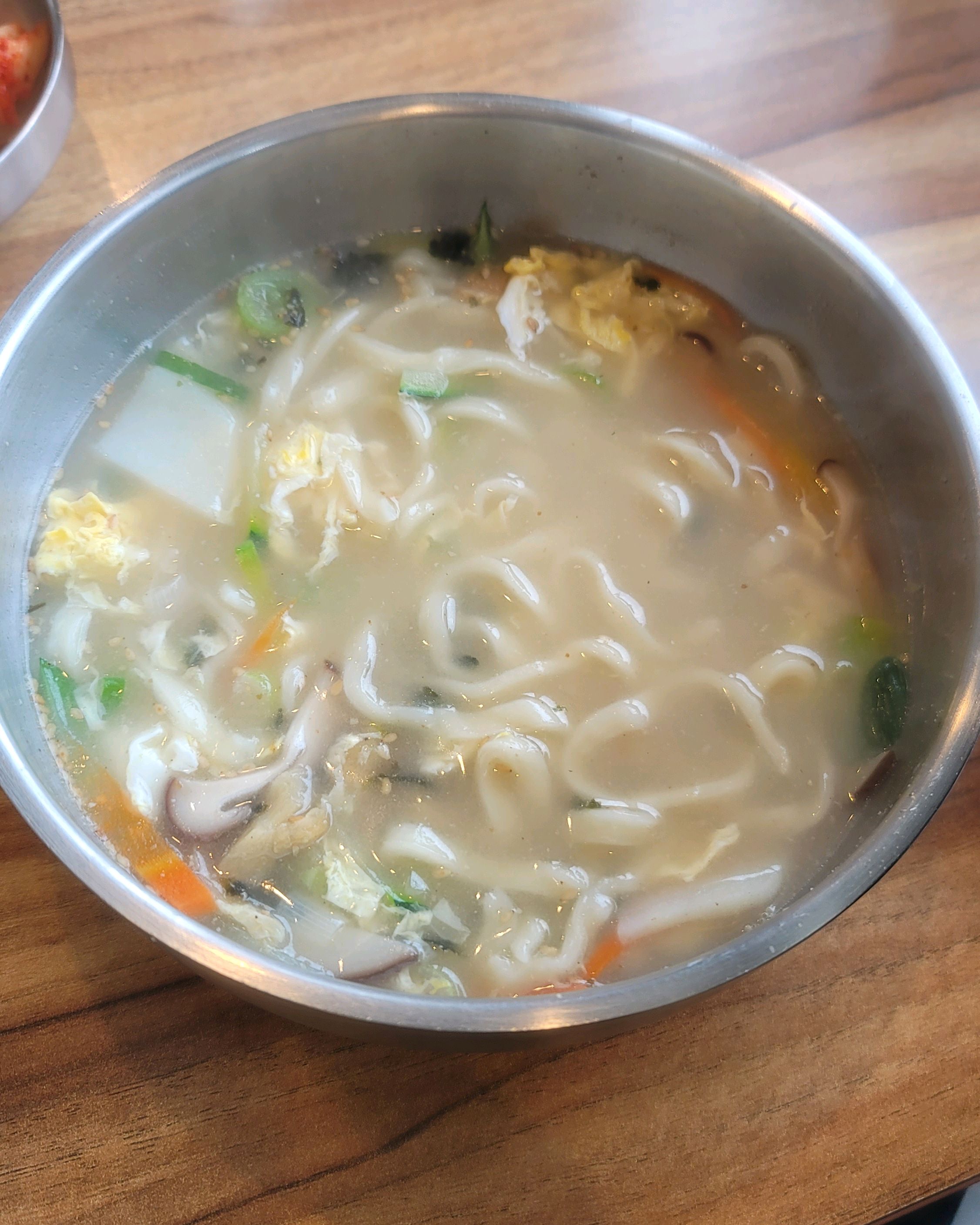 리뷰를 쓸려고 한게 아니라 사진을 바로 못찍었어요. - 경포대 맛집 경포칼국수