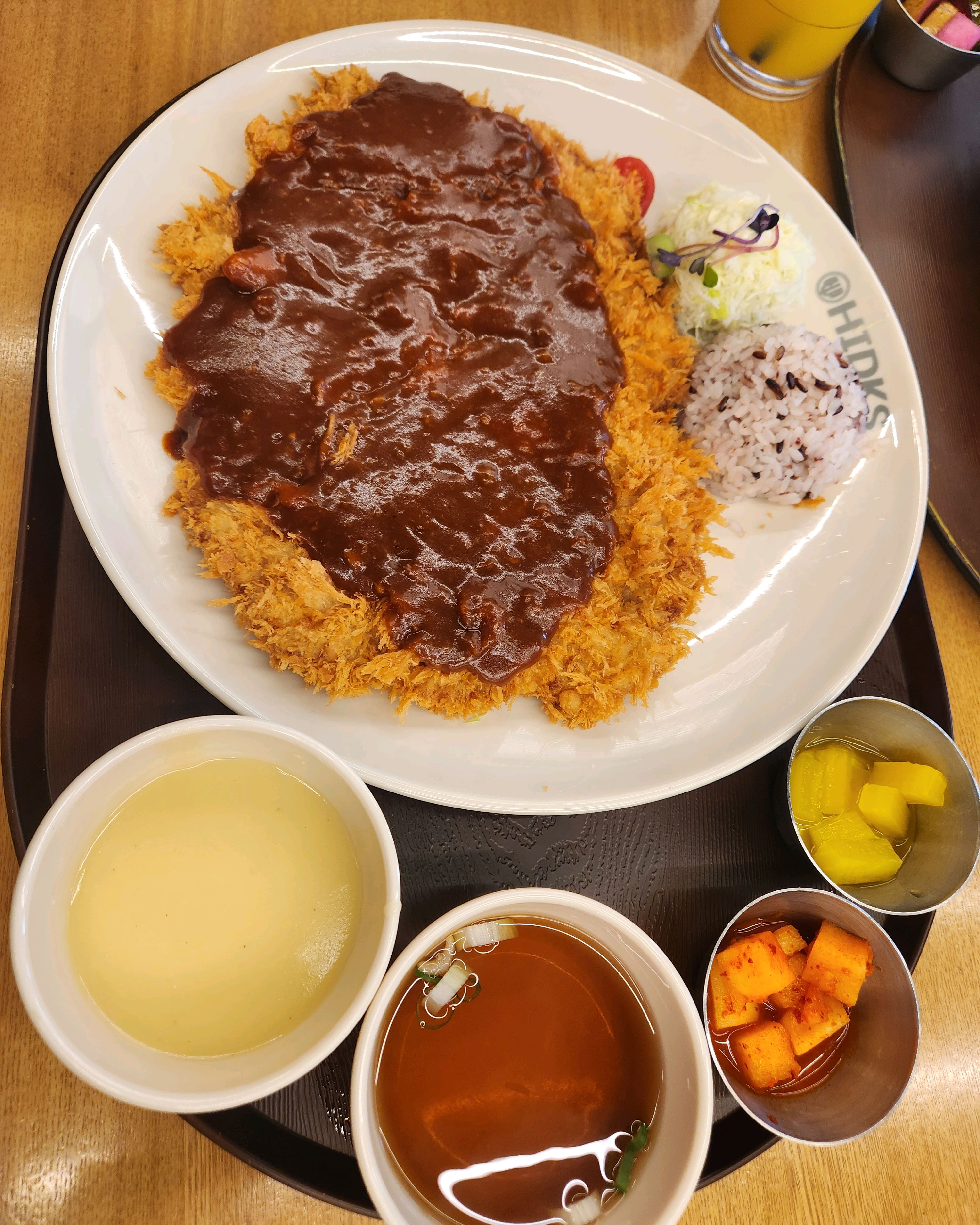 11시 30분 오픈, 11시 10분부터 줄서서 대기. - 동탄 반송동 맛집 홍익돈까스 동탄 본점