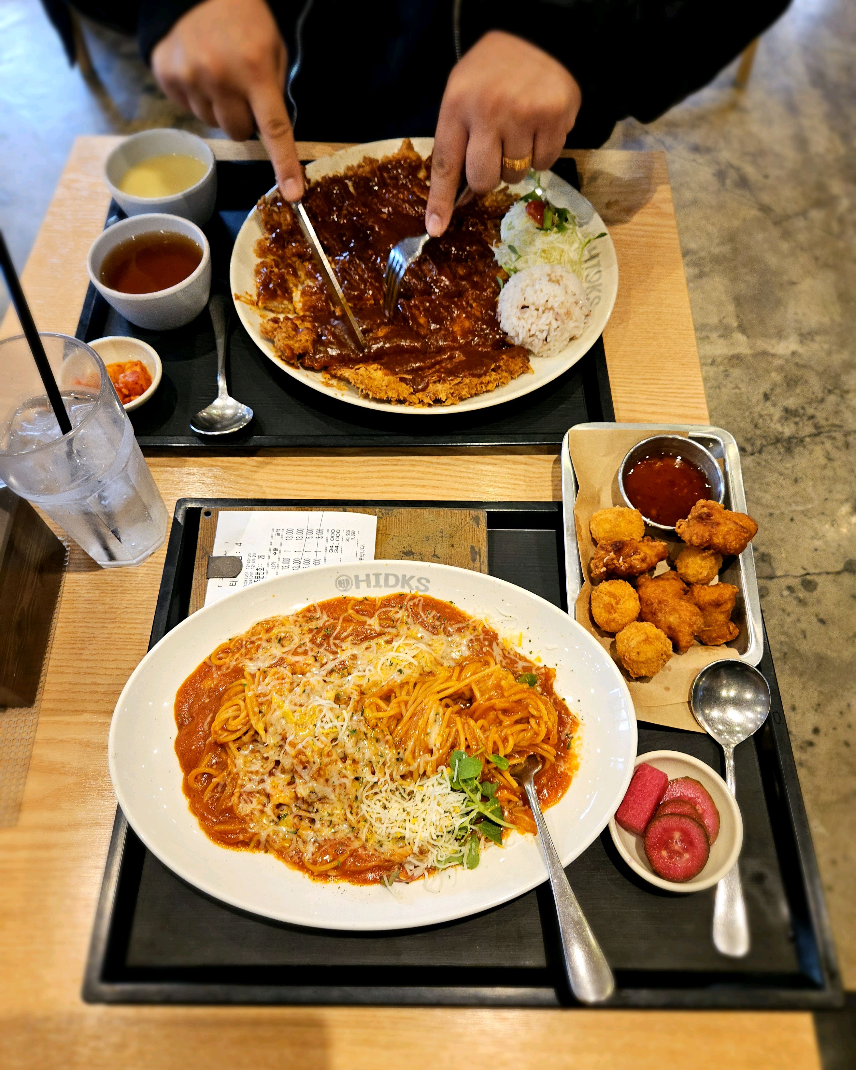 신랑과 함께 홍익돈까스를 방문했어요. - 창원 신월동 맛집 홍익돈까스 창원점