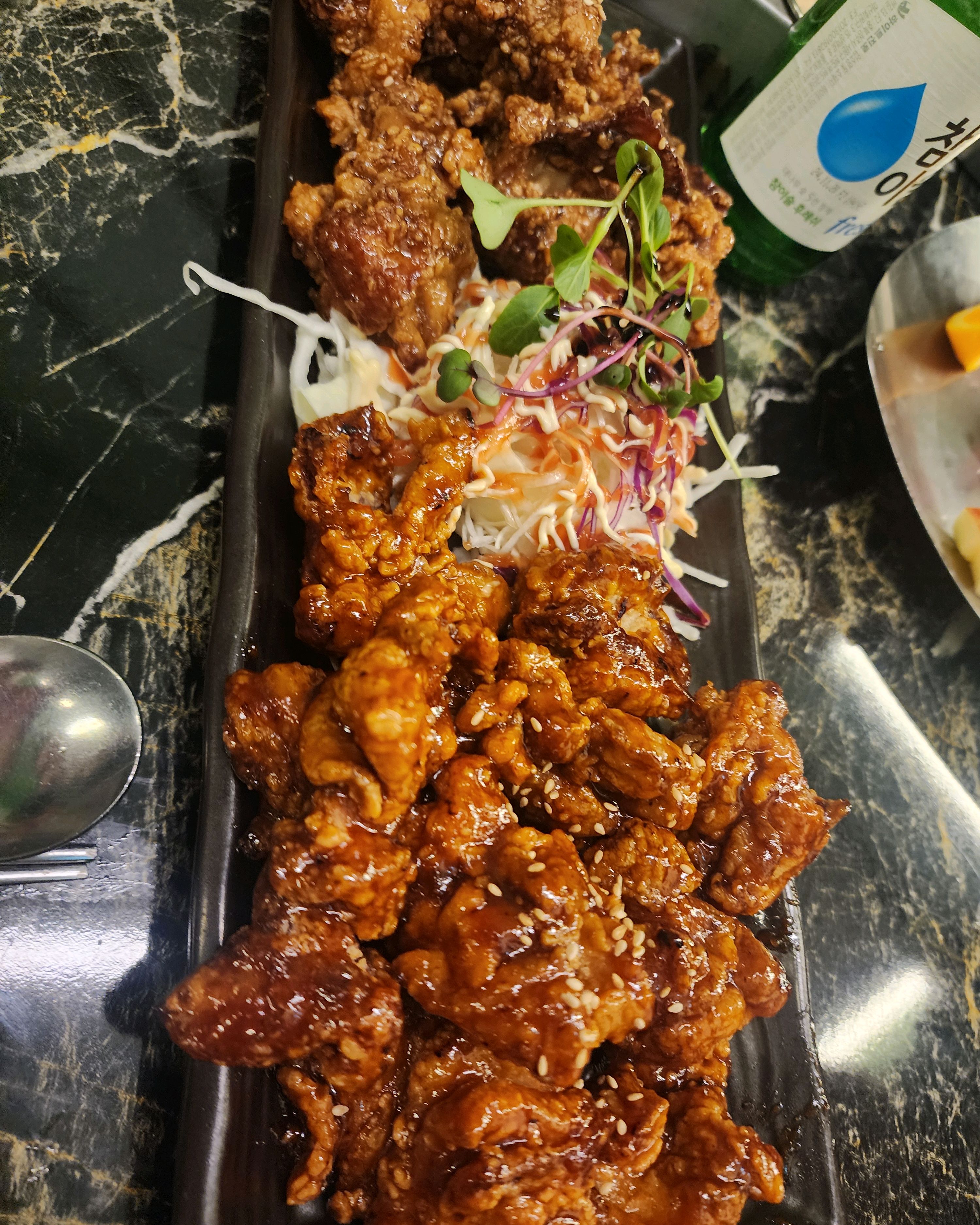 조용하게 술 한잔 먹으러왔다가 주문한 안주들이 생각보다 맛있어서 안주 폭파시키고 갔습니다.