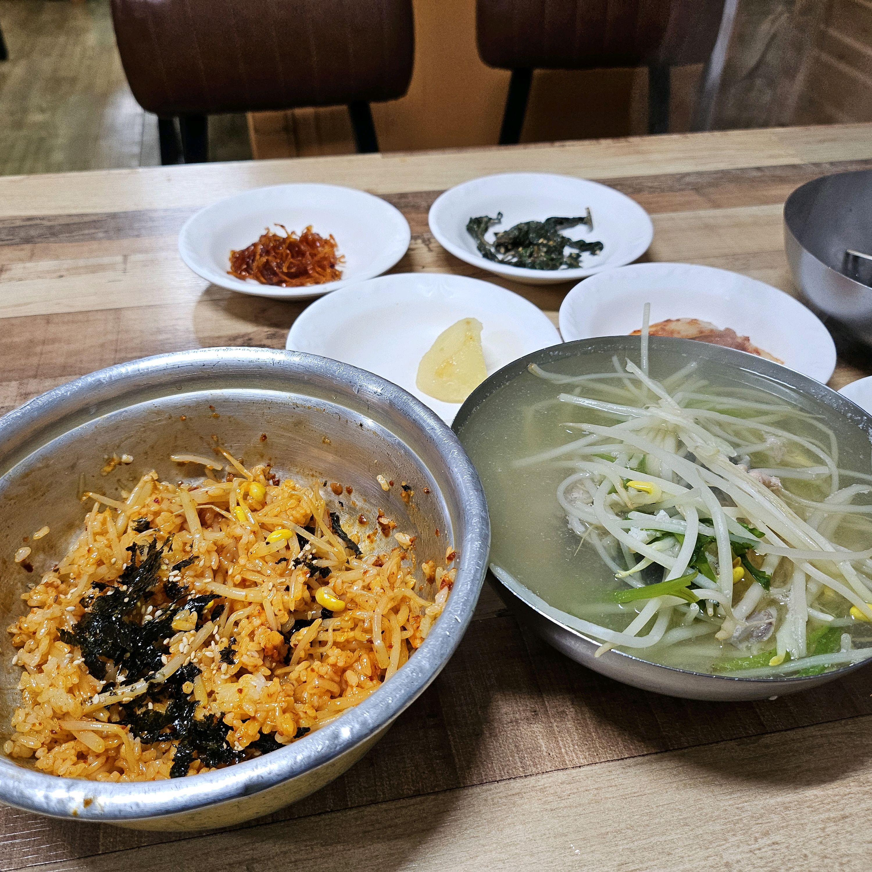 식사 후의 만족스러운 표정