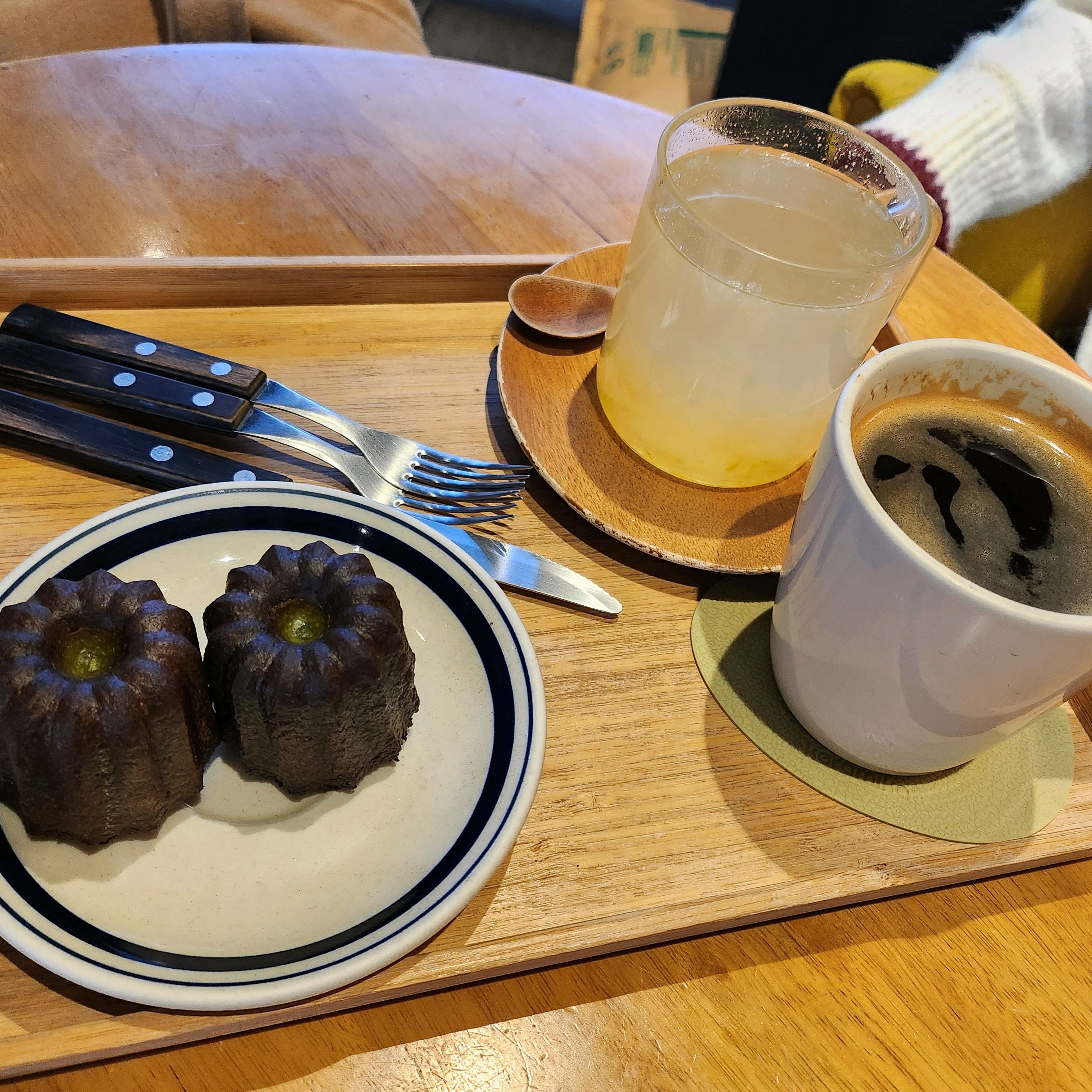 맛있어요~ 차도 좋고 까눌레도 굿! 좋은시간 보내고 왔습니다~! - 천호동 맛집 커피폴