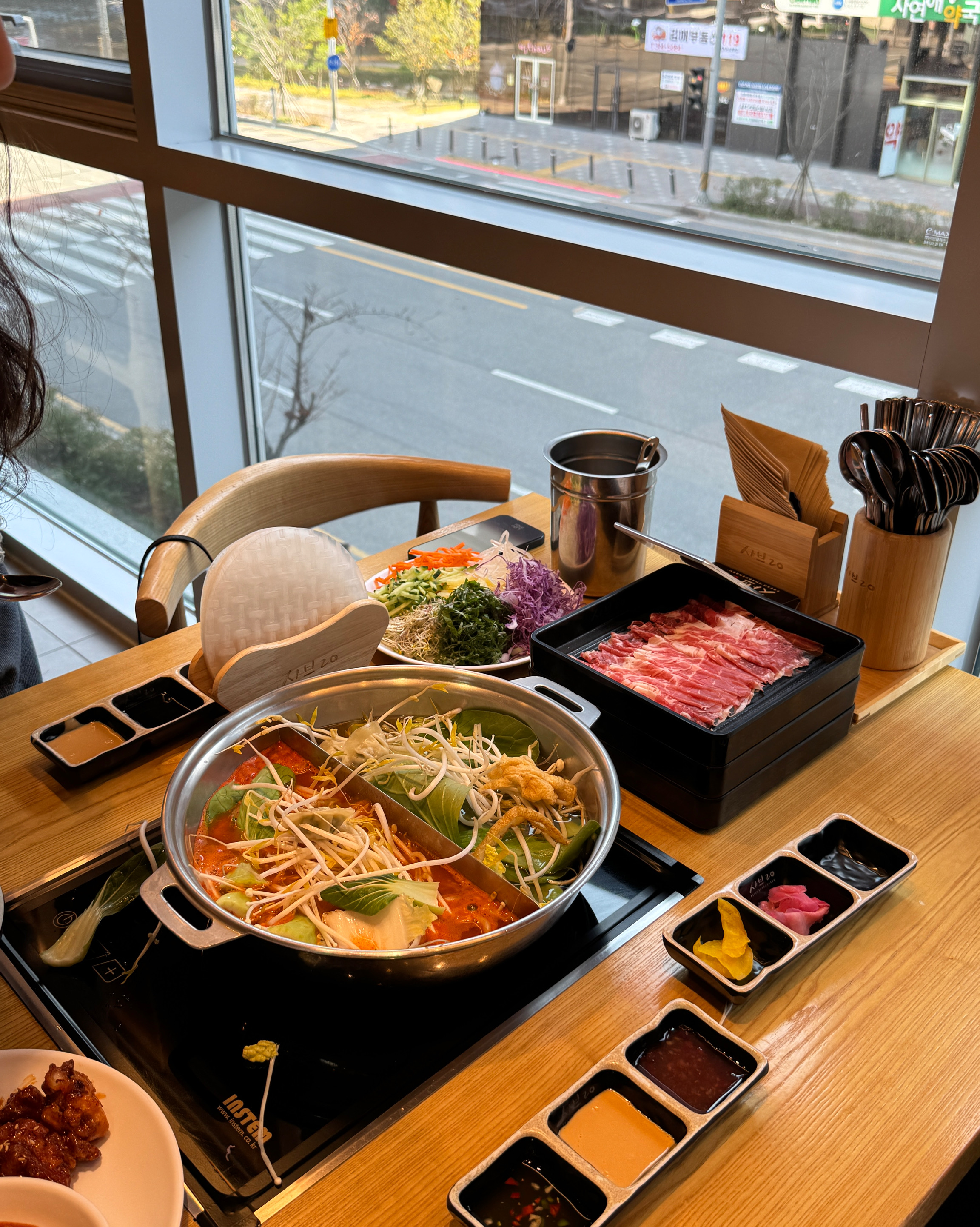 분위기넘좋구 야채가 너무 신선해요! 매장이 너무 깔끔하고 청결하게 유지돼서 야채와 고기에