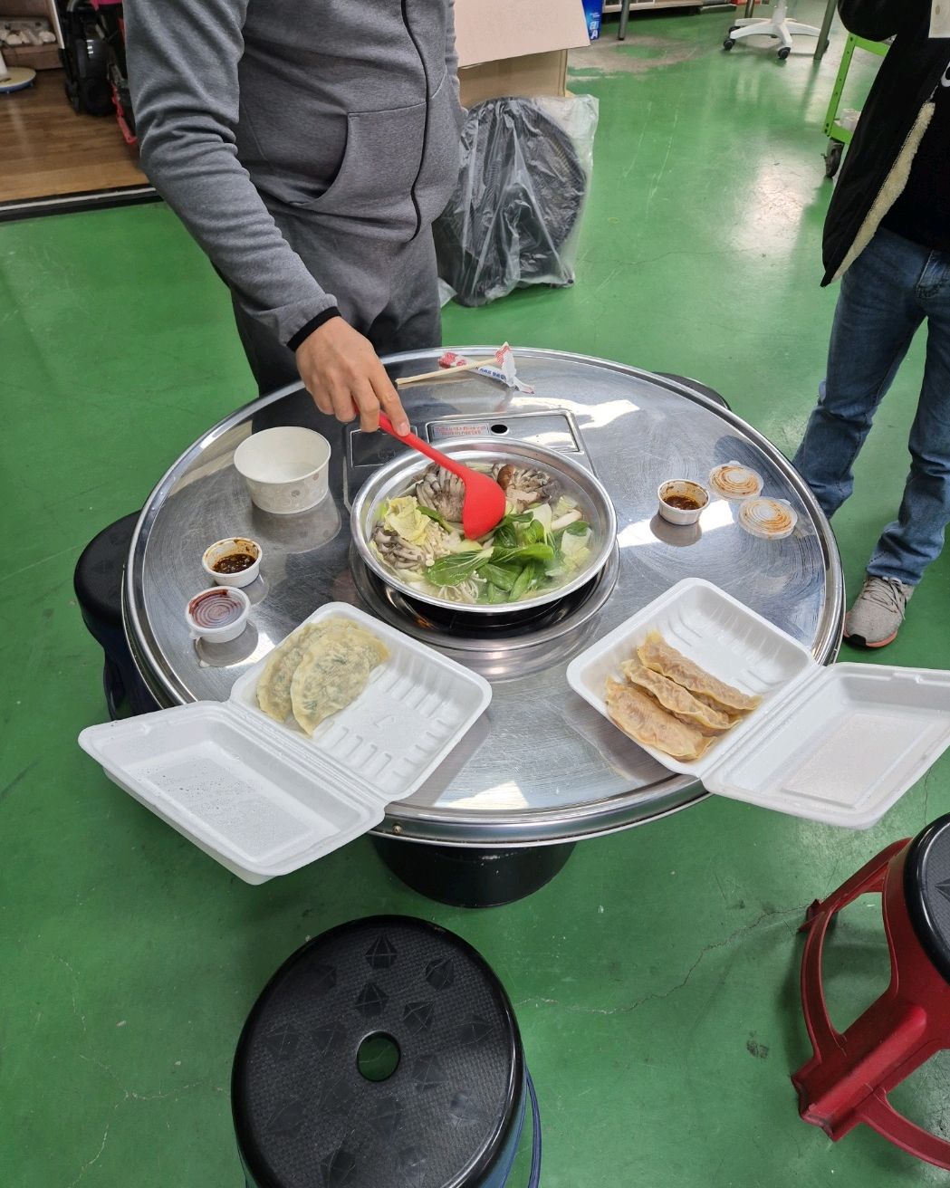 공장에서 먹을라고 밀키트 포장! 만두크기 👍👍 맛은 👍👍👍 냄비까지 줘서 귀찮은거없이 잘