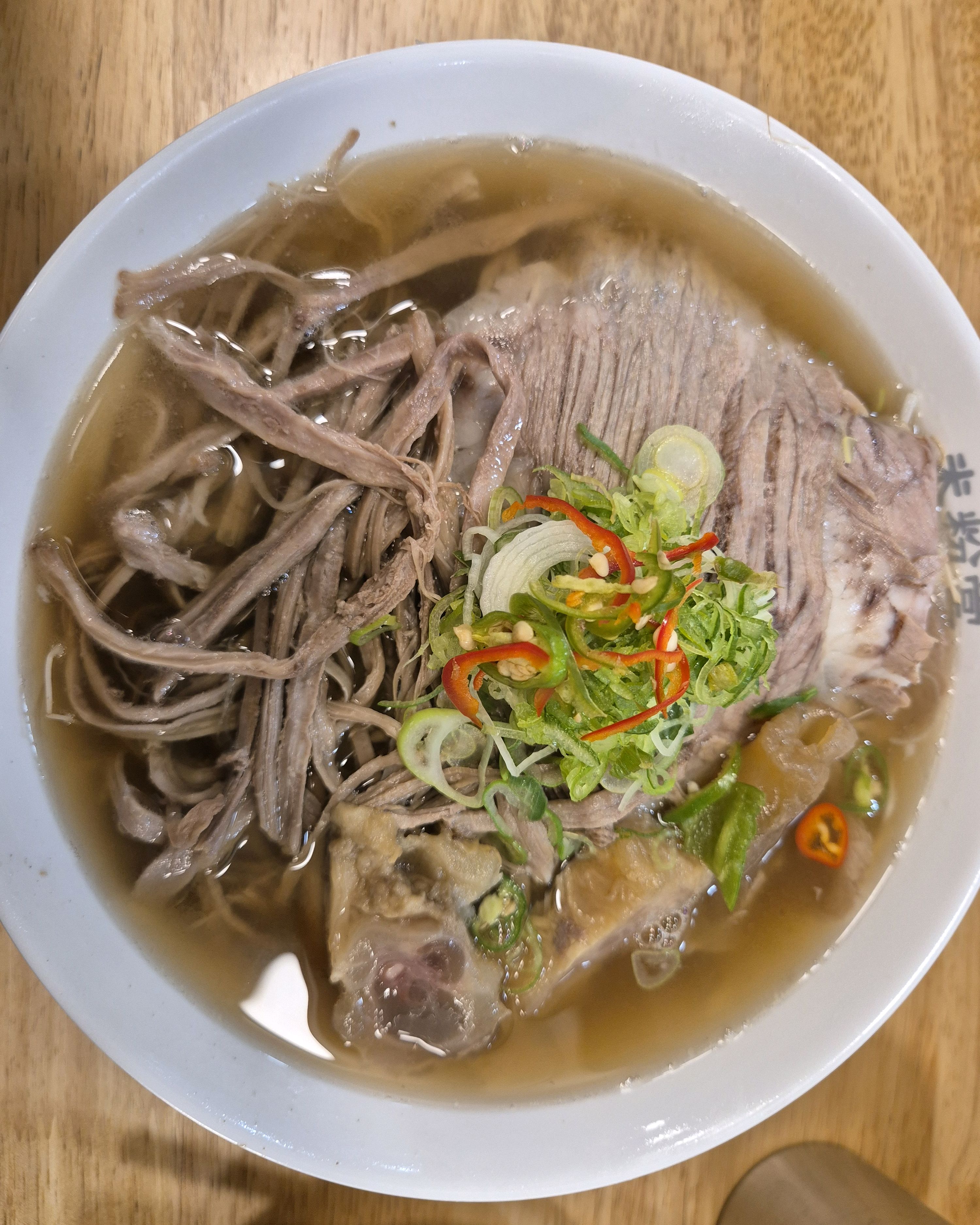 고기가 정말 부드럽고 사리추가하면 바로 따뜻한 면 주시네요 맛있어요 제대로 된 쌀국수 드시