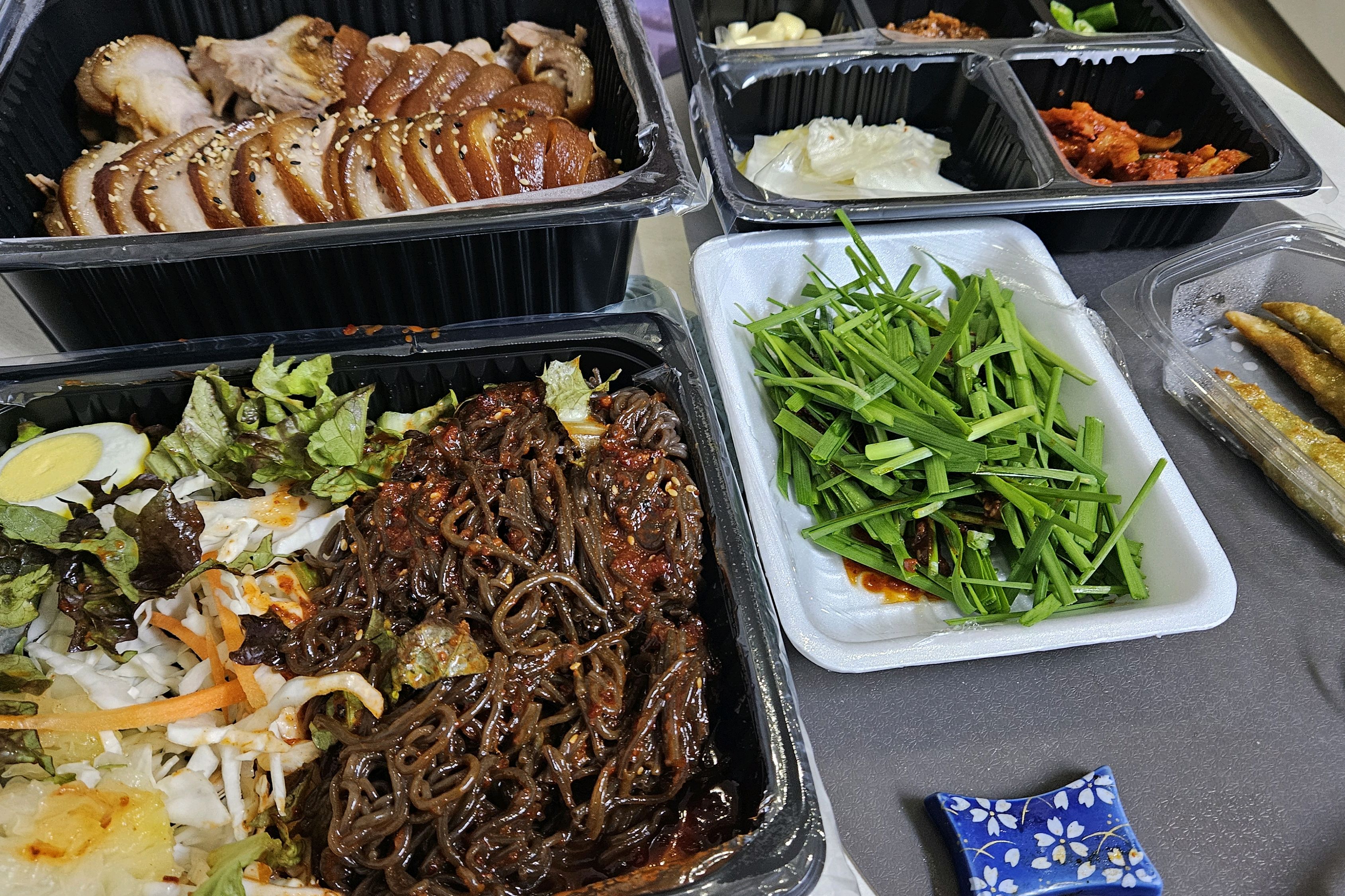눈이 너무 많이 내려서 족발 포장해왔어요~족발이 부들부들 맛나요.여자 사장님이 너무 친절하