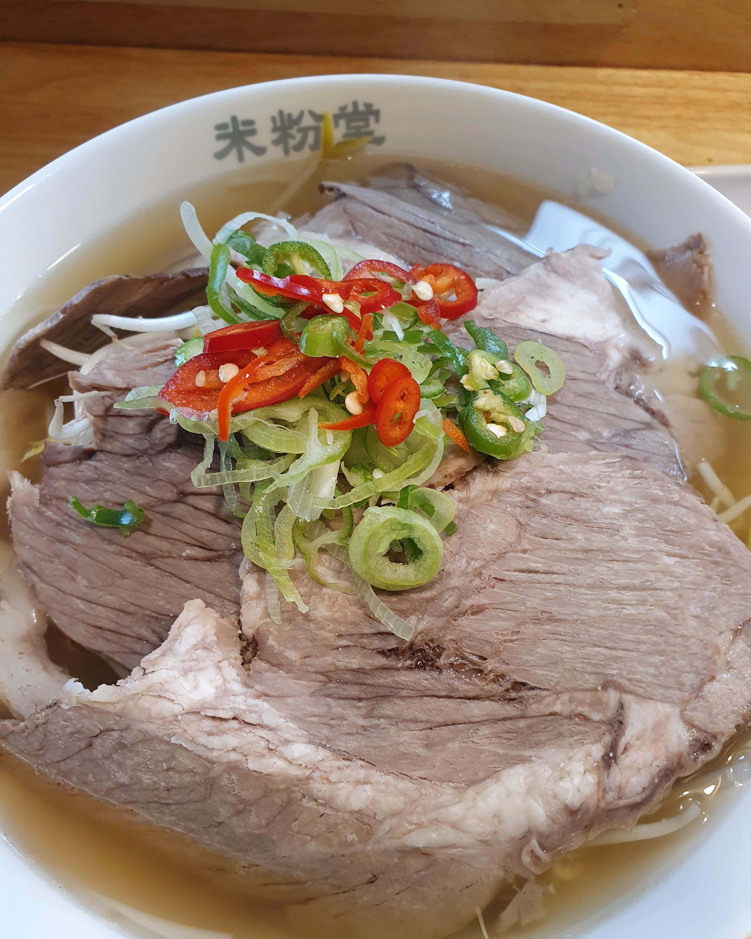 맛있고 혼밥/해장하기 좋음. 면사리 추가도 국물한방울 남기지 않고 클리어함. 양파절임 반찬