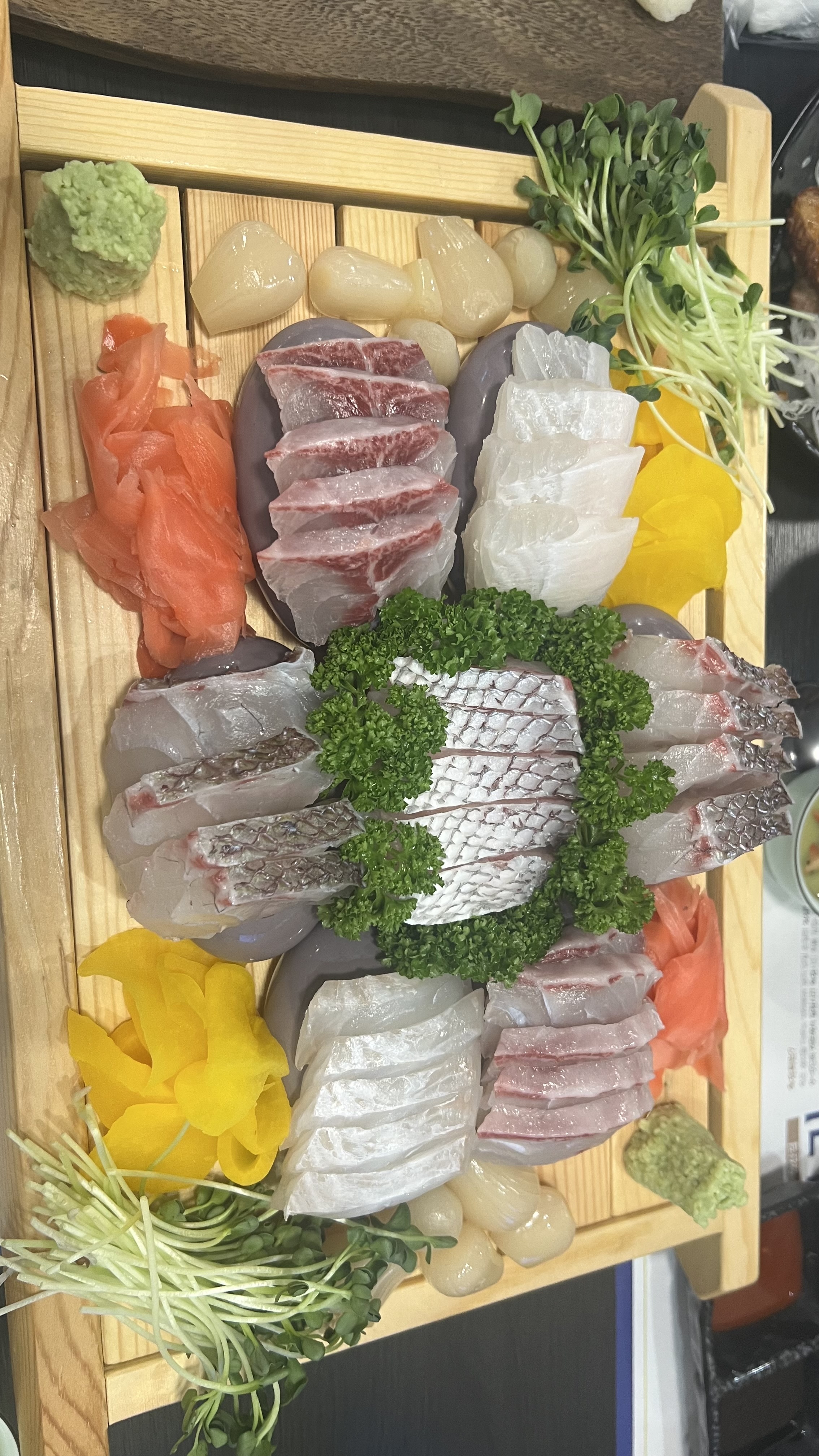 맛있고 기분이 좋아지는 곳~ 처음부터 지금까지 꾸준한 맛고 신선선한 회~^^ 친절한 사장