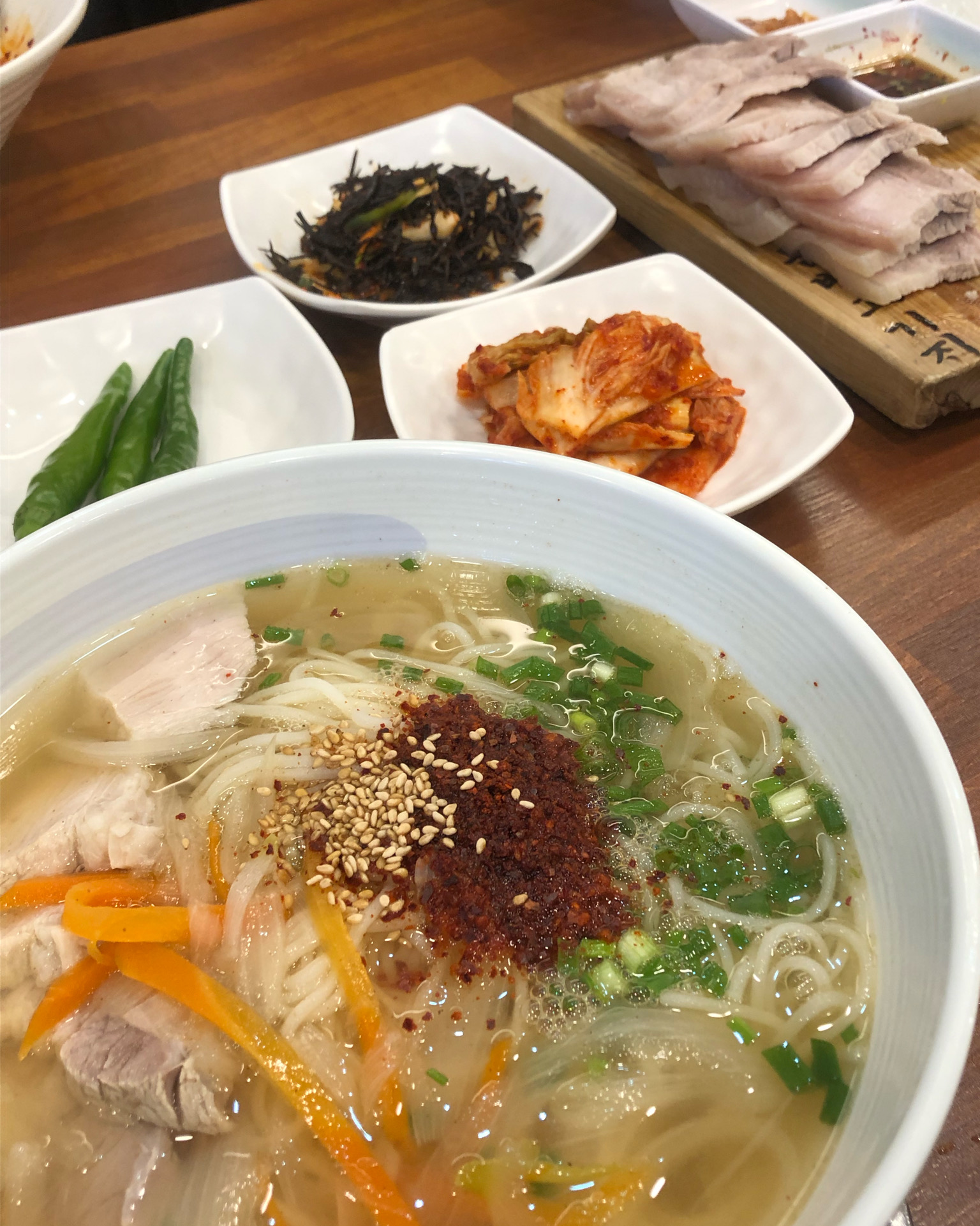 수육도 맛있고 옆에 나오는 무김치도 달달하고 맛마요~! 감귤편육….?같은것 한 조각씩 주시