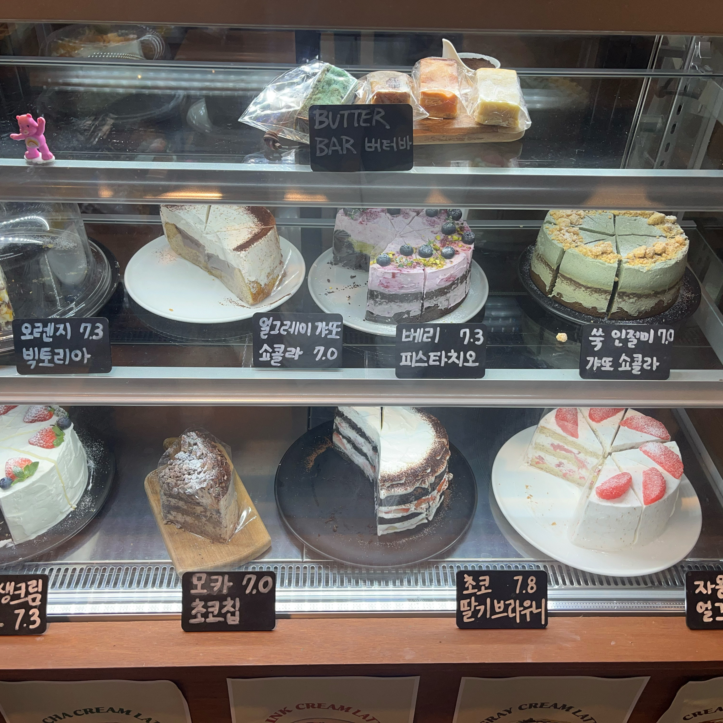 카페여유에서 바뀌고 첫방문이에요. 모카 초코칩은 제 입엔 좀 달고 브라우니 딸기는 여전히