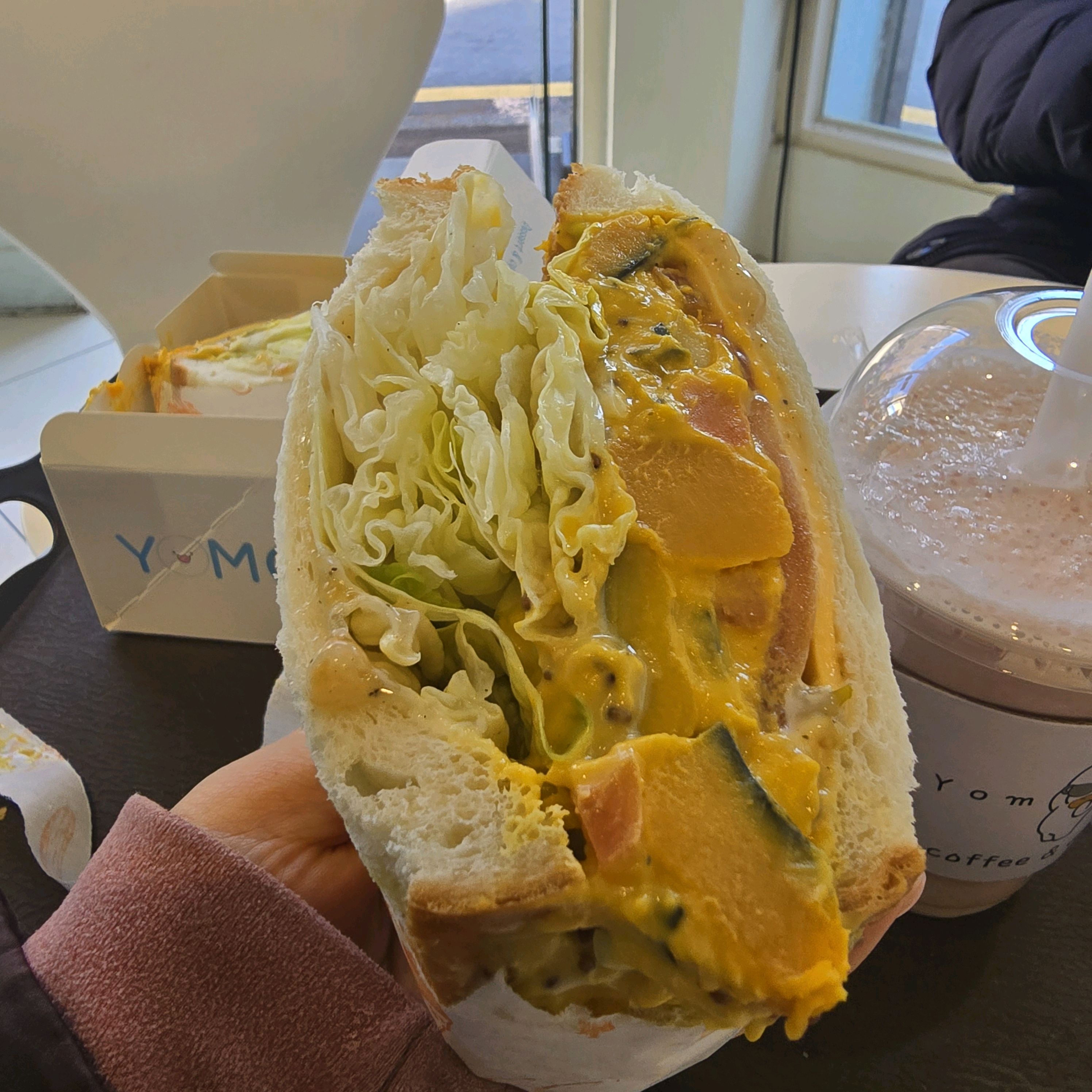 점심을 간단하게 먹고가서 커피랑 먹기좋은 디저트가 뭘까하다 단호박샌드위치를 주문했는데 - 권선동 맛집 욤카페 권선점
