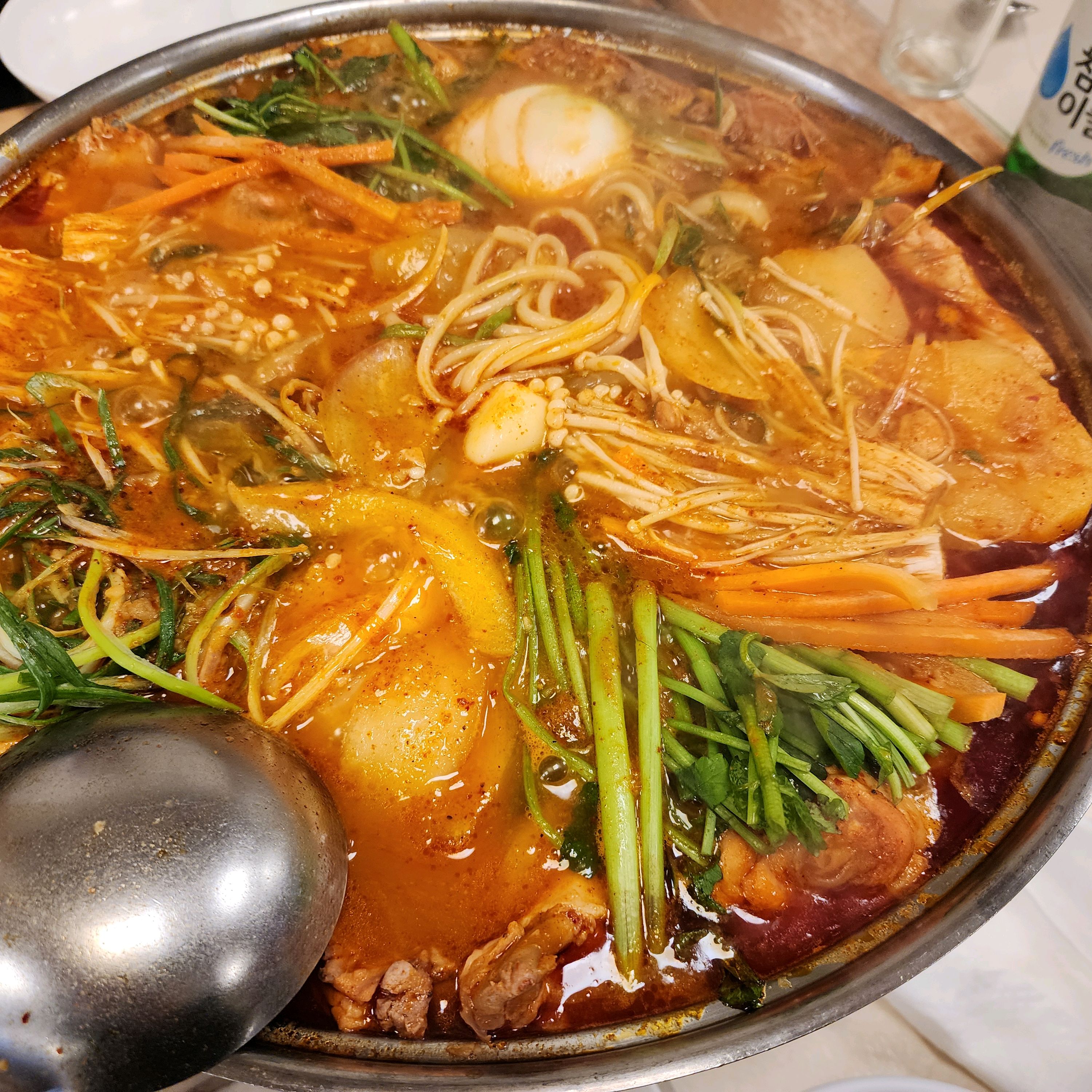 20대 자주가던 홍가네영양센터를 몇십년에 다시 찾아가봤네요. 그 시절 함께하던 친구들과 그