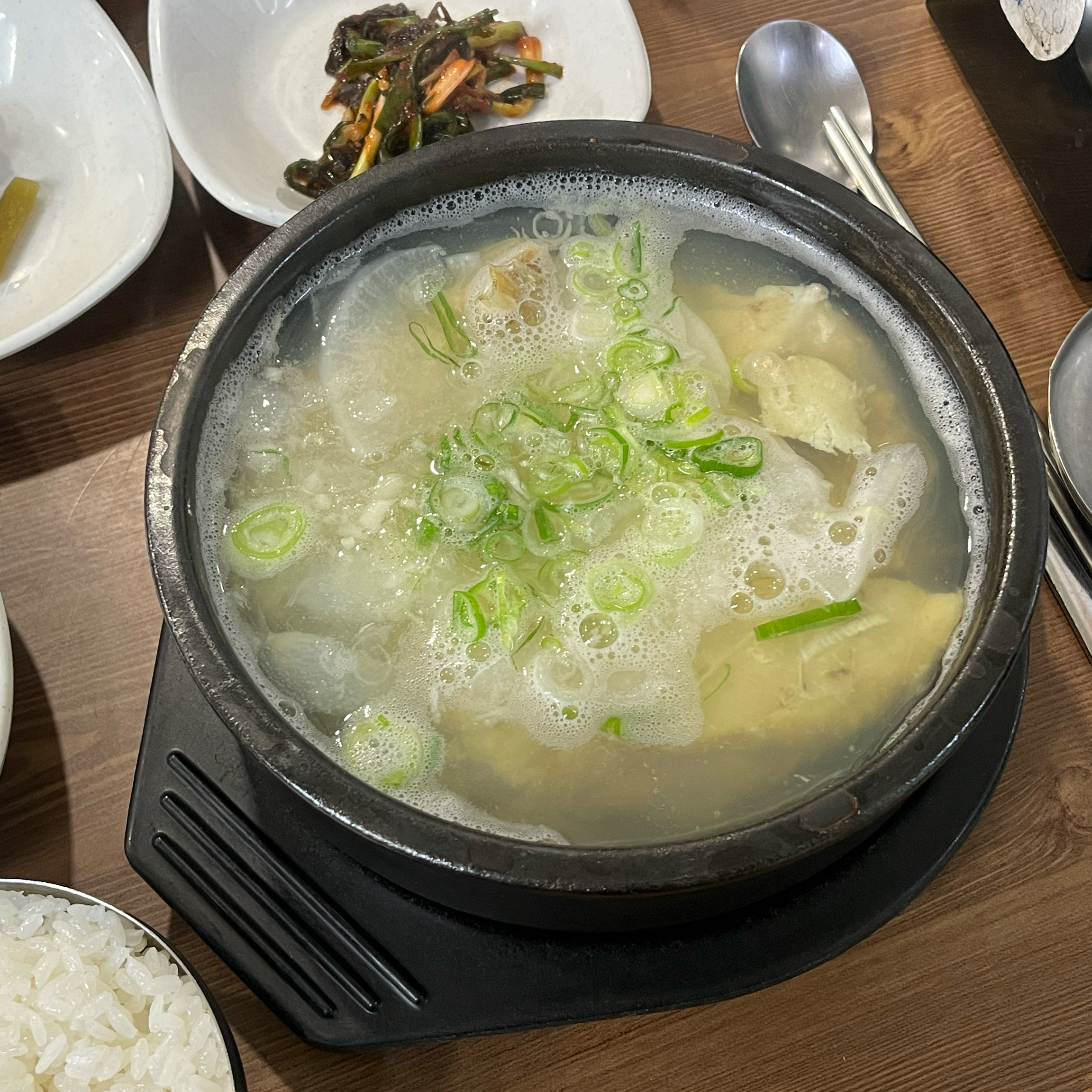 추운 바닷바람을 싹 녹여줄 뜨끈한 국물의 대구탕!! 삼겹살 묵은지찜까지 완벽한 맛집입니다.
