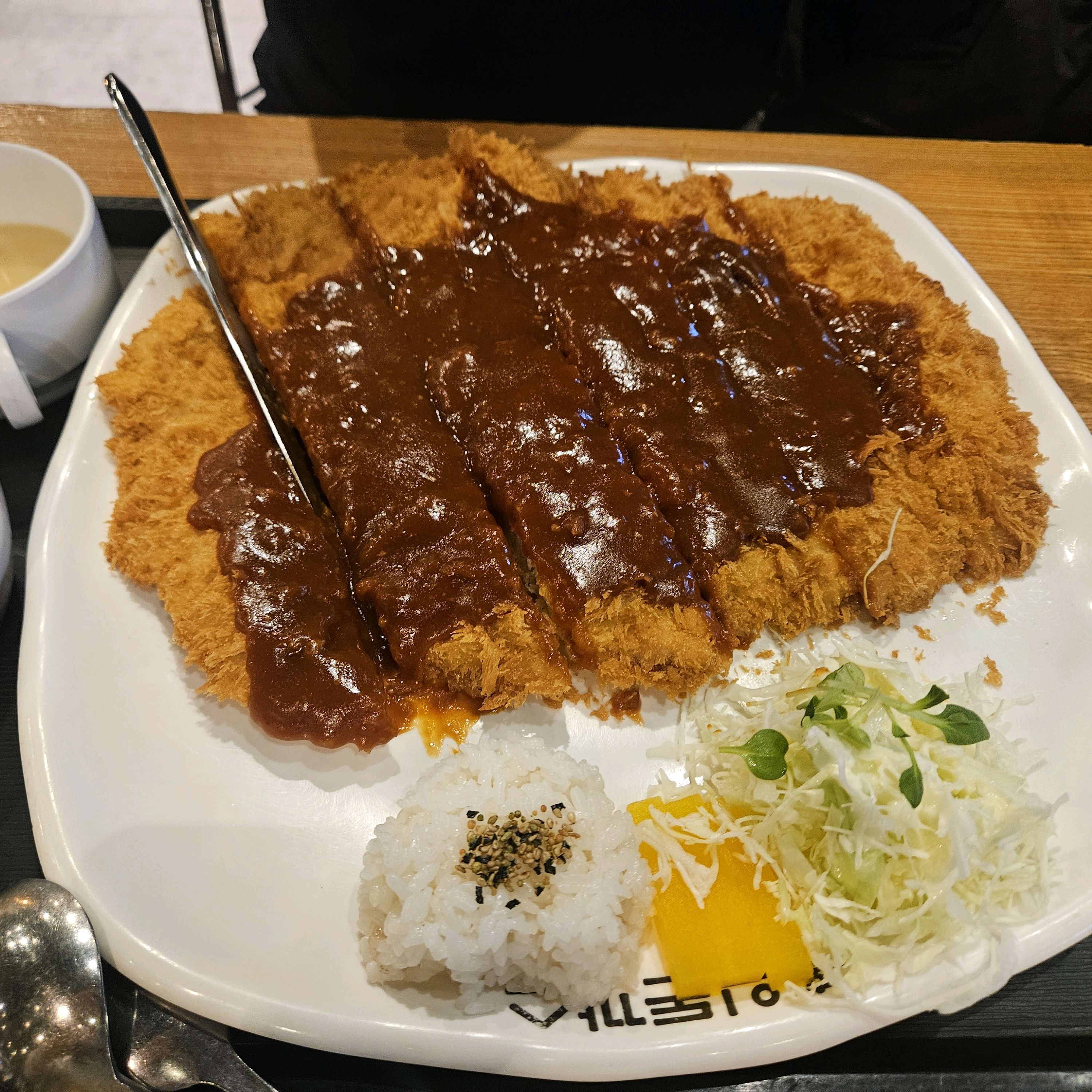 돈까스 양이 어마어마하네요 ~ 돈까스만 시키는걸로!! ㅎ - 울산 일산지 맛집 홍익돈까스 울산 동구 일산점