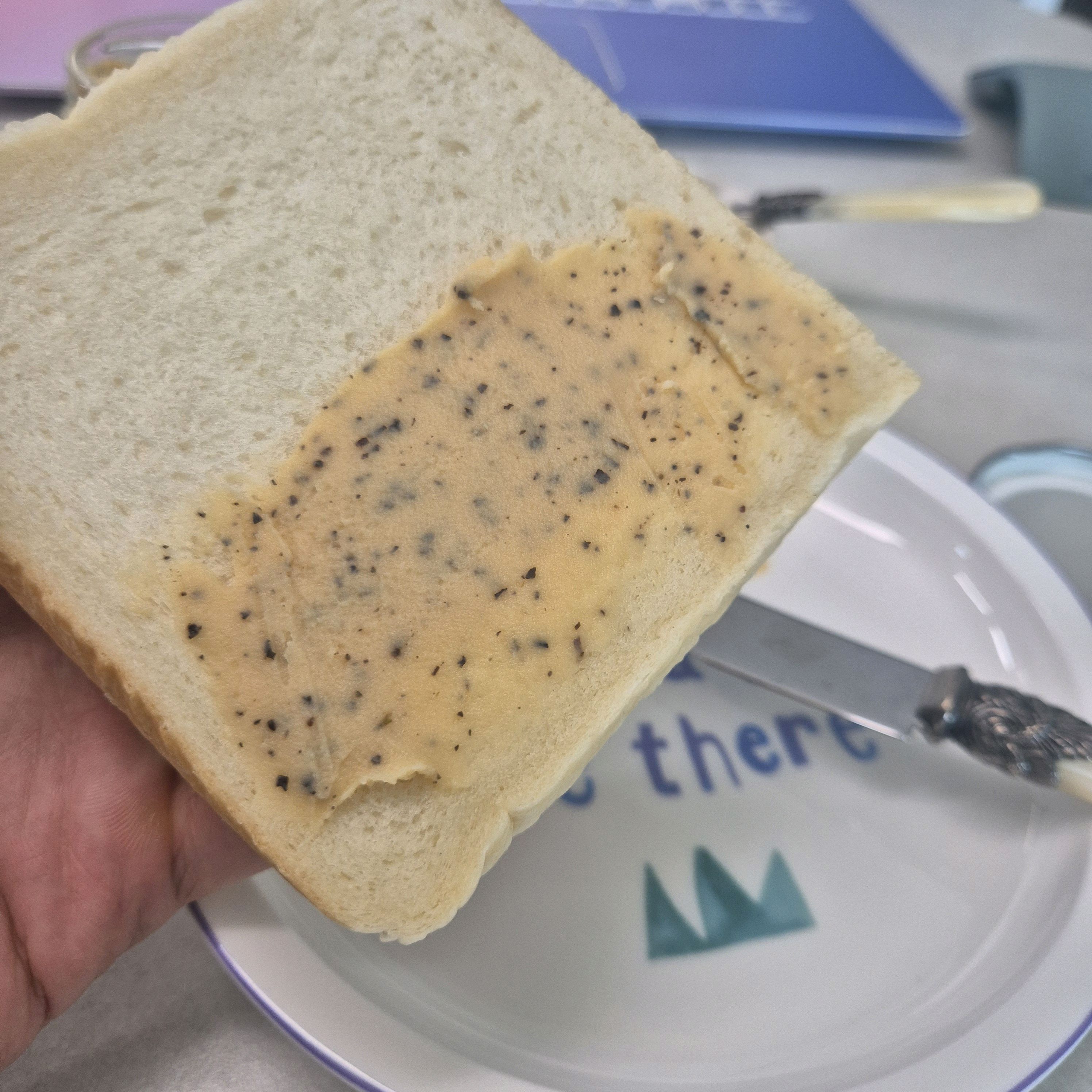 얼그레이 잼도 엄청 맛있고 식빵도 버터향이 향기롭게 나고 식감이 쫄깃해서 맛있어요! - 대구 수성구 맛집 화이트리에 수성점