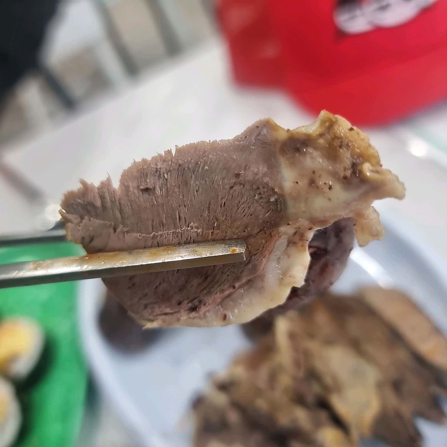 매콤달콤한 소스에 버무려진 윤기 나는 떡볶이