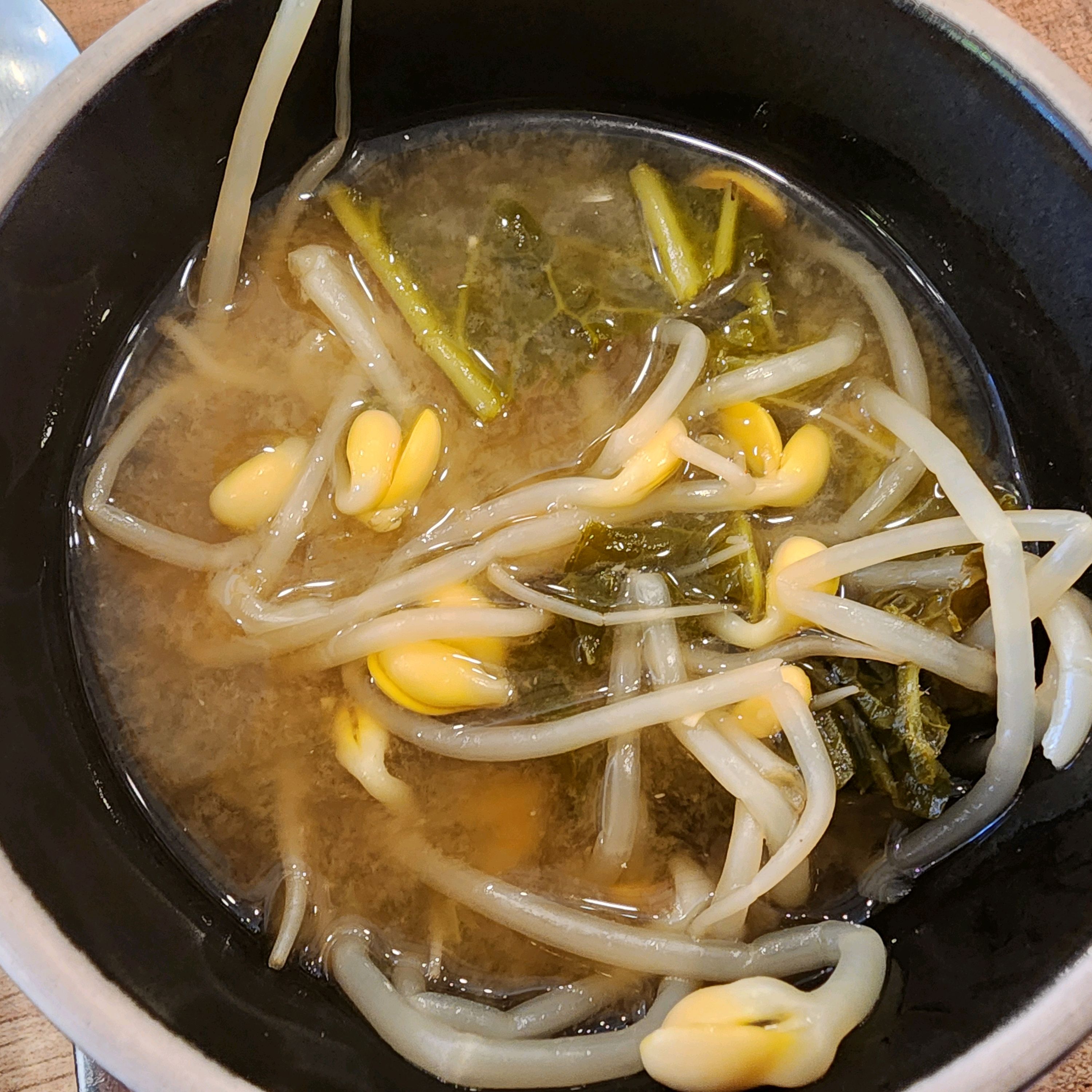 된장국 맛있고, 고기 보들보들 야들야들 맛있고, 김치 3종류 다 너무 맛있고요, 배추 상추