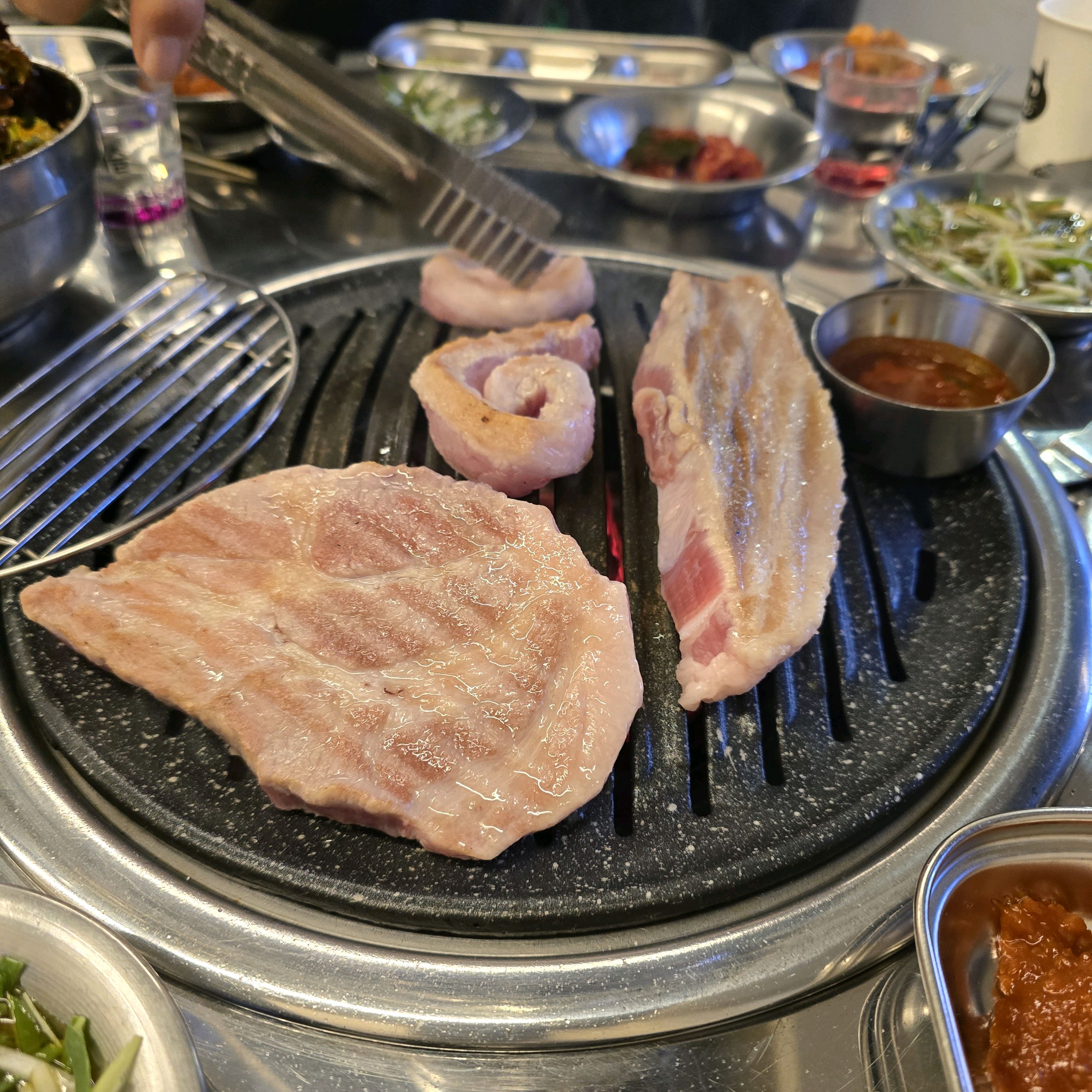 고기도 맛있고. 매장도 깔끔해요. 김치찌개랑 된장찌개도 맛있어요. - 천호동 맛집 화요일 식당
