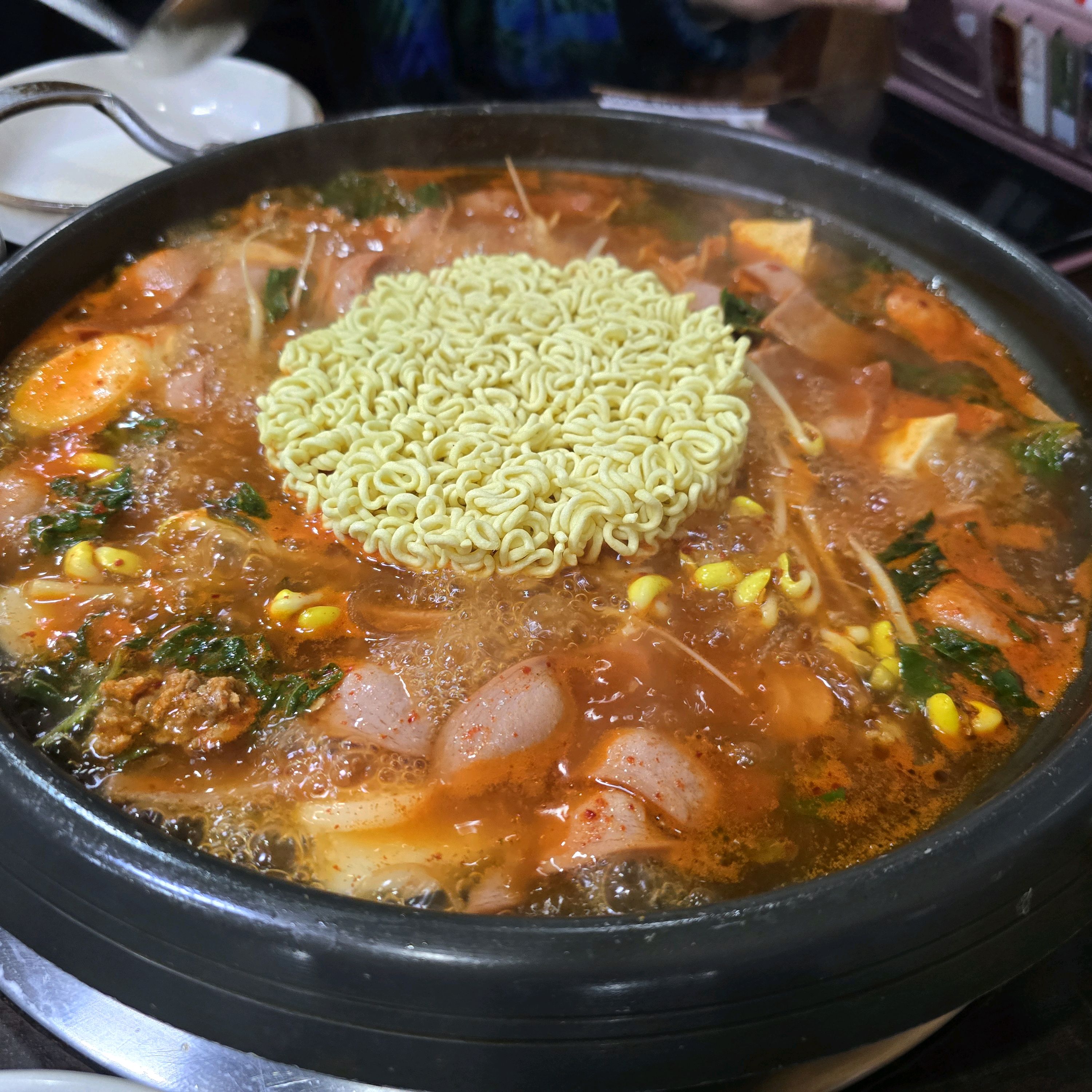 Jonggak Station Traditional Hot Pot Restaurant with 28 Years of Traditional Government Budaejjjigae