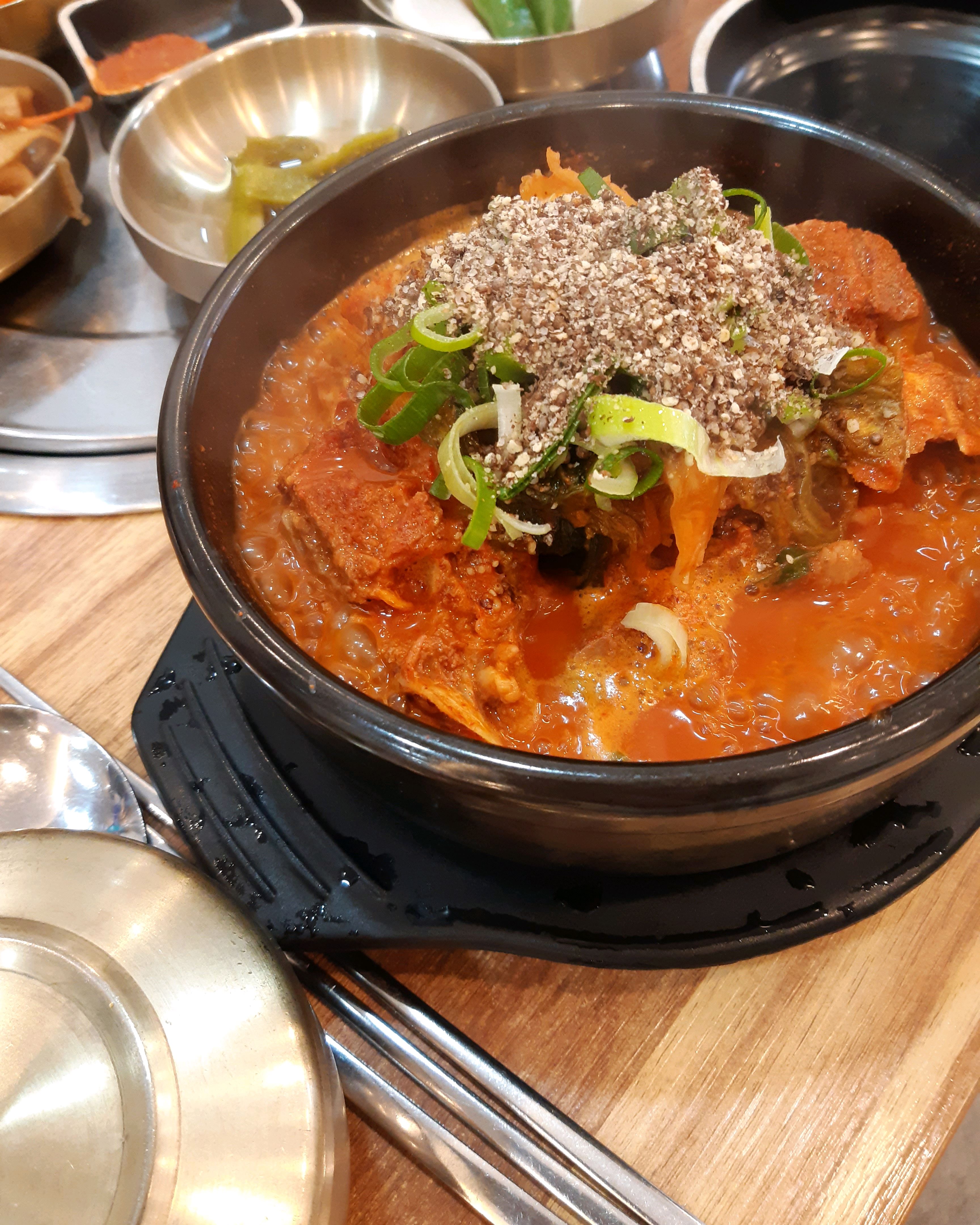 전날 술 많이 마시고 해장국집 찾아서 왔는데 해장 바로 됨... 반찬도 깔끔하게 나오고 양