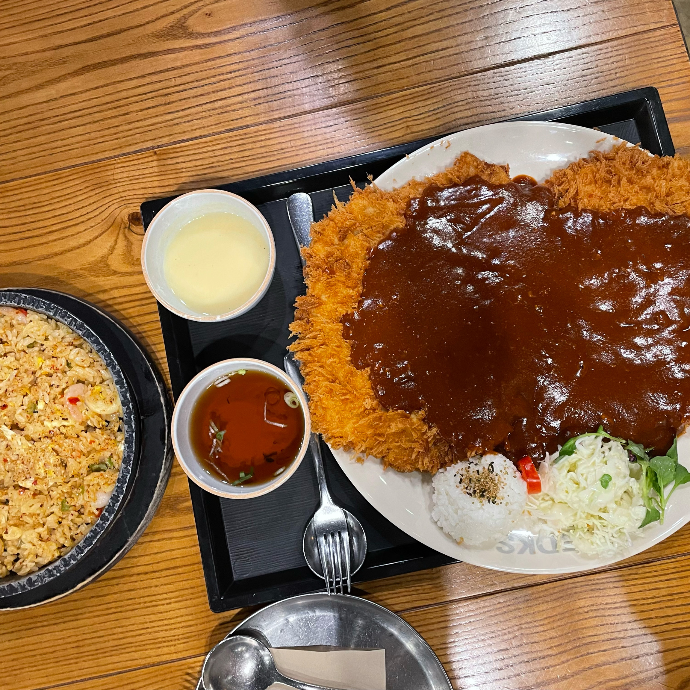 몇 번을 와도 적응 안 되는 돈까스 크기.. - 퇴계동 맛집 홍익돈까스 춘천점