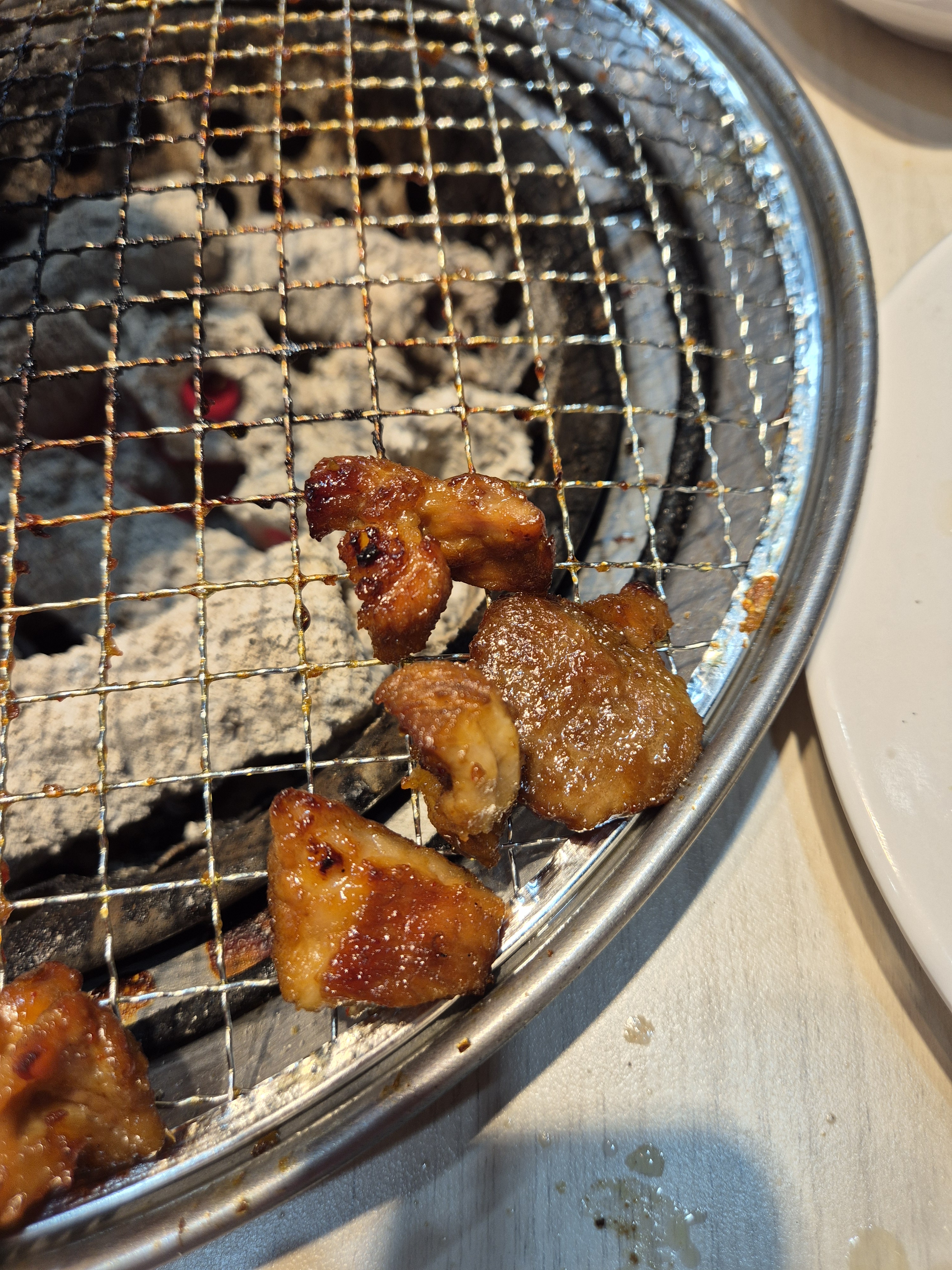 돼지갈비, 닭갈비, 삼겹살 다 맛있어요~~ 고기가 잡내가 없고 연해서 모두 즐기기에 좋아요