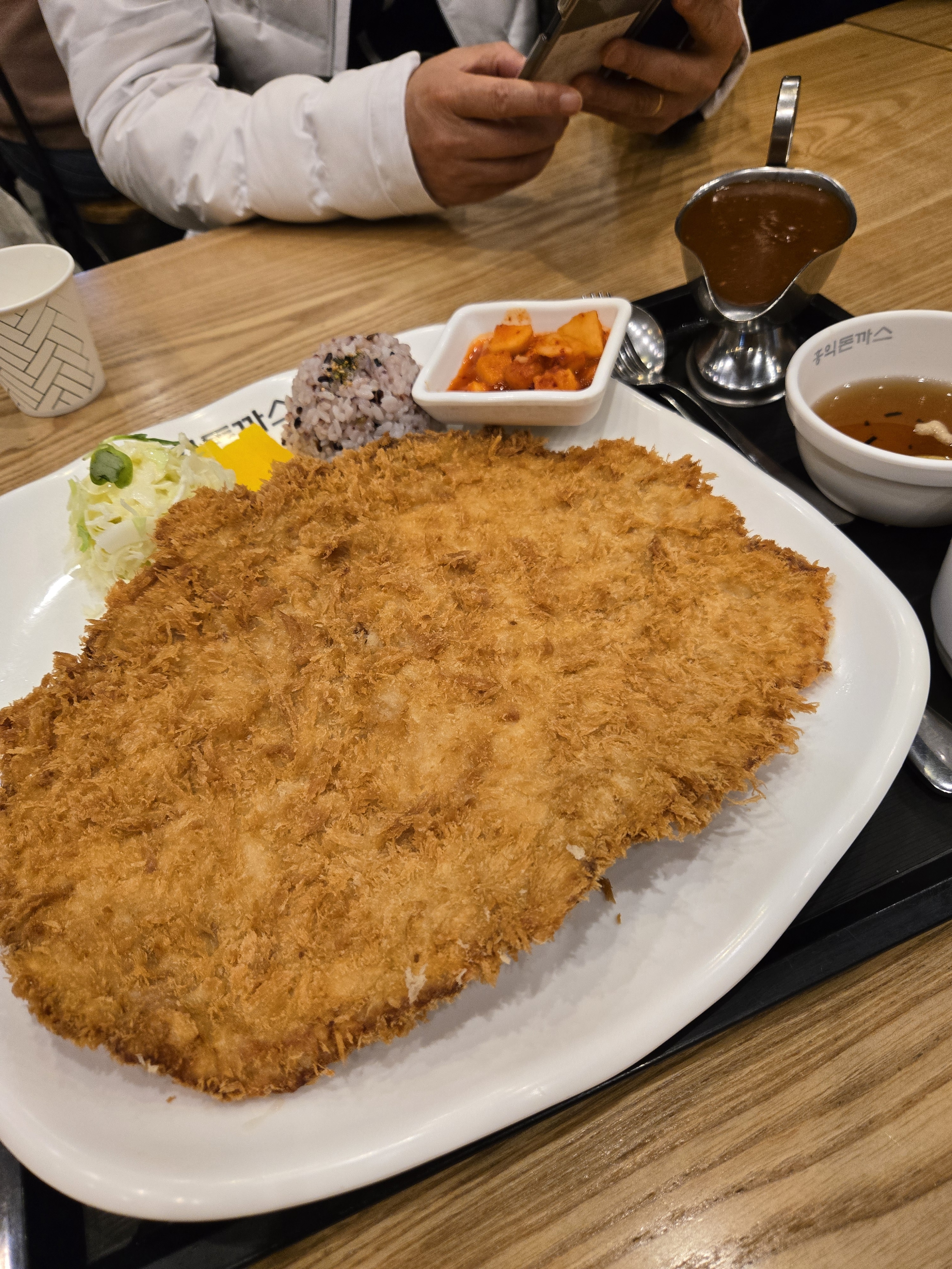 홍익돈까스 먹었는데 고기가 너무 부드러워서 애기들 먹기에도 너무좋아요 - 익산 부송동 맛집 홍익돈까스 익산점