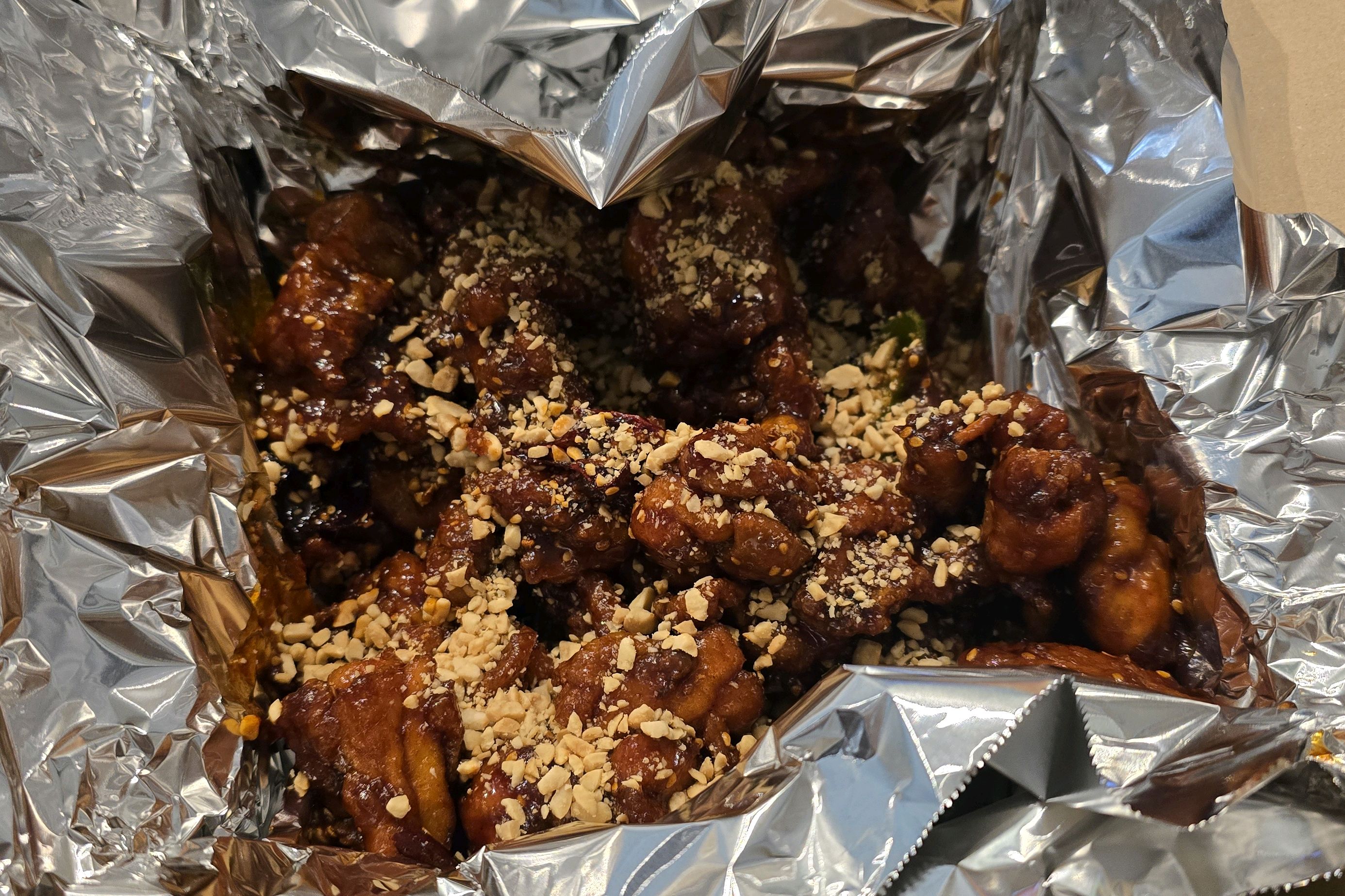 튀김옷보다는 살이 많고 맛있어요!!!! 자극적이지않아서 좋네요 ㅎㅎ - 인천 맛집 홍명숙 황해 닭강정 본점